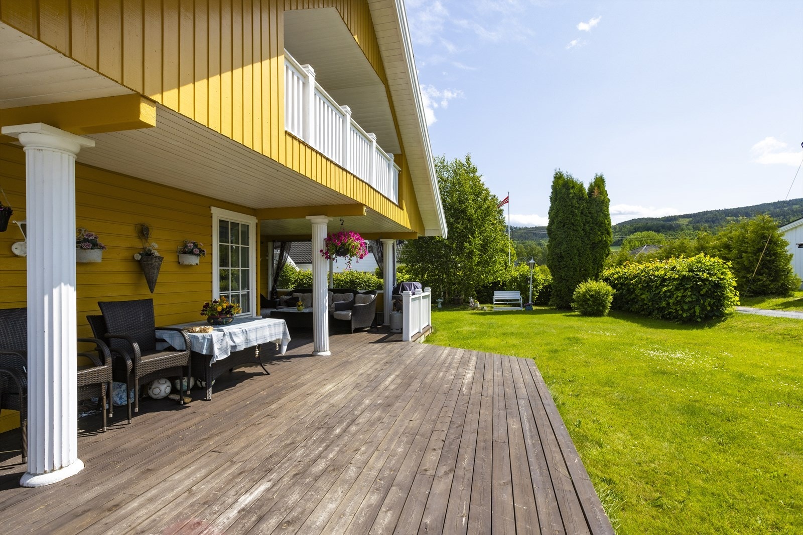 Følg med på barna, mens de leker rett utenfor, i meget barnevennlige omgivelser. Galleribilde