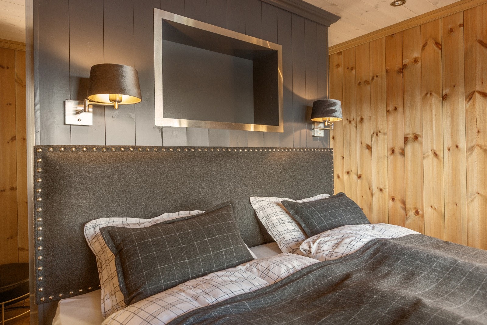 På baksiden av gavl er det skap med skuffer, speil og hylle i eik. Galleribilde