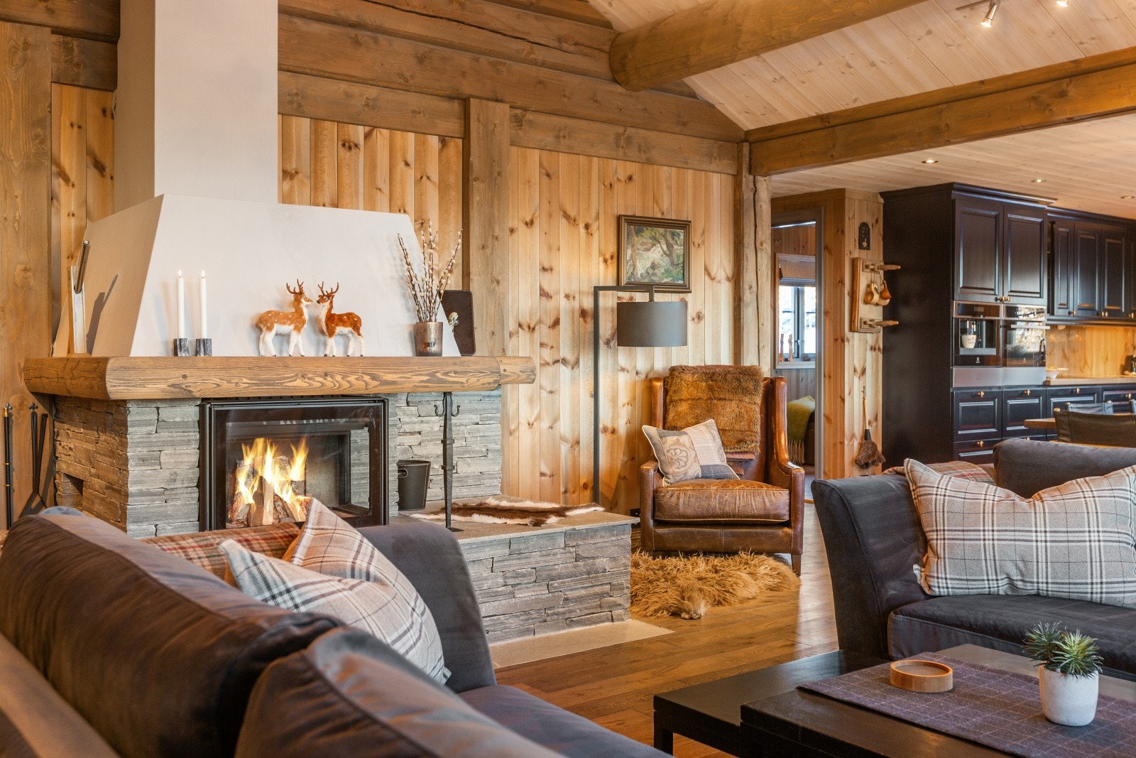 En halvåpen stue/kjøkkenløsning holder rommene litt adskilt samtidig som det føles åpent. Galleribilde