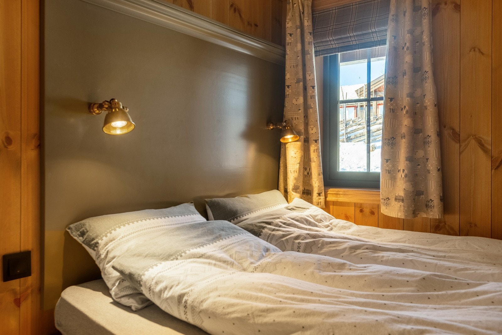 Delen med dobbeltseng har sengegavl i tre. Galleribilde