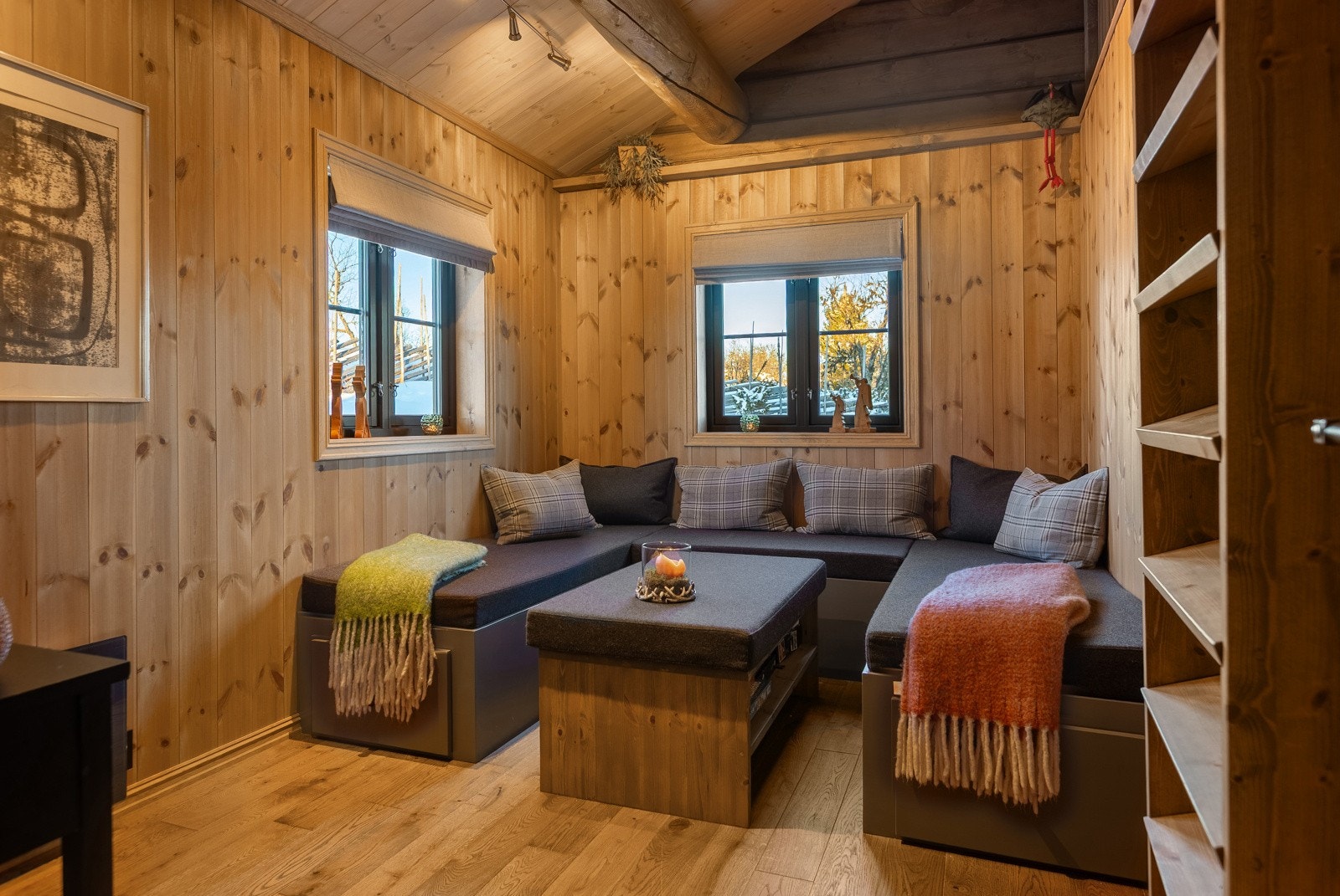 Familiehytta har også en ekstra tv-stue for de som ønsker å trekke seg bort for en stille stund, eller for ungdom som ønsker seg litt privatliv. Galleribilde