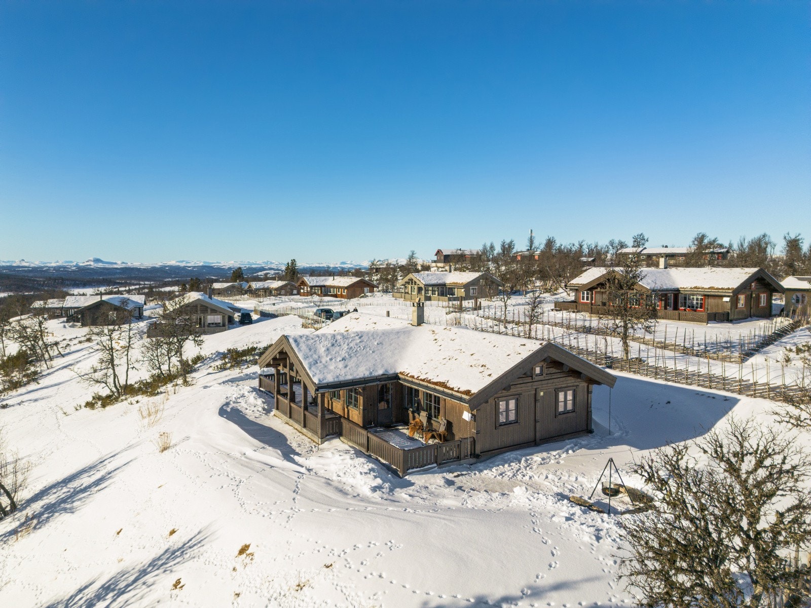 Hyttedrømmen for de fleste er vakker utsikt, godt med sol og bare kunne nyte stillheten omgitt av et fantastisk turterreng! Denne flotte eiendommen har alt dette og litt til. Galleribilde