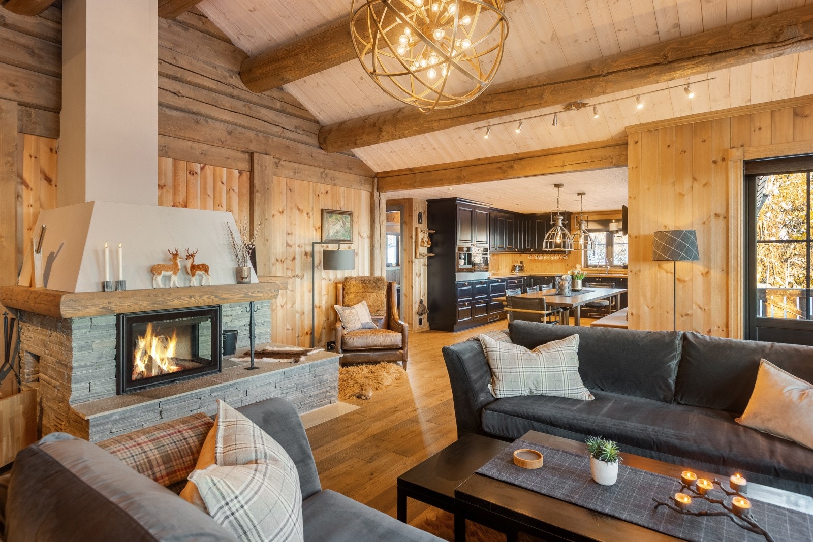 Den plassmurte peisen med innsats er et møbel i seg selv, og er et naturlig samlingspunkt etter lange dager ute i naturen. Galleribilde