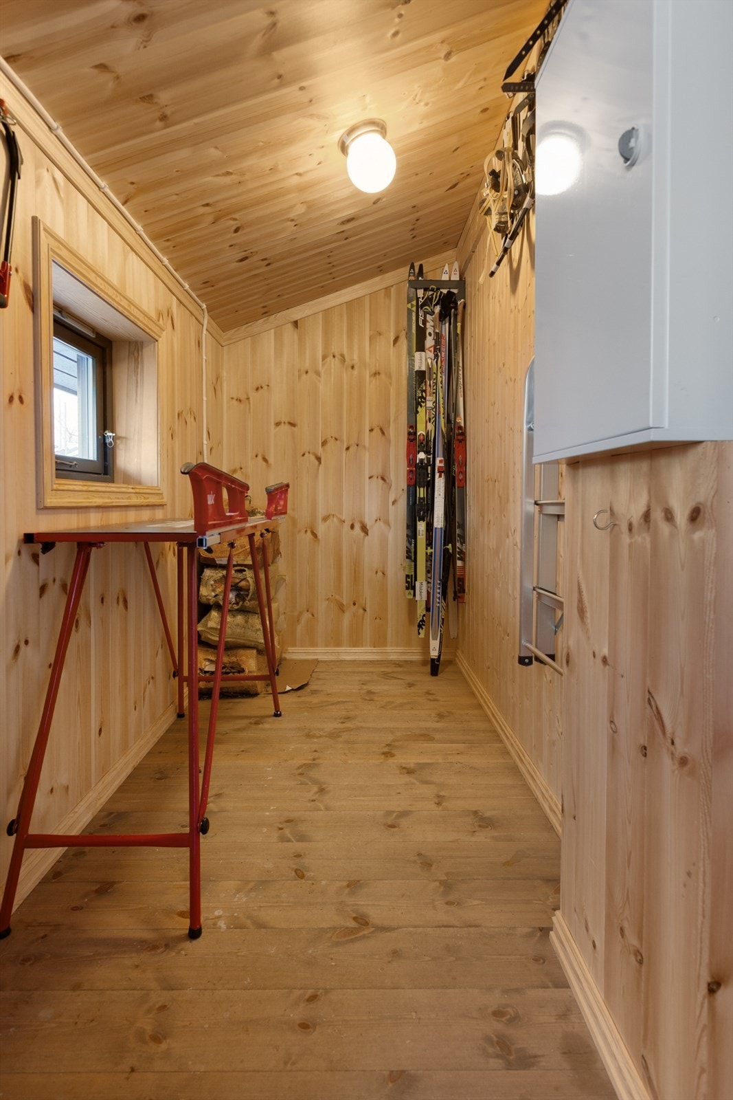 I uteboden er det lagringsplass til alt du trenger av utstyr, for eksempel sykler, ski, smørebenk med mer. Galleribilde