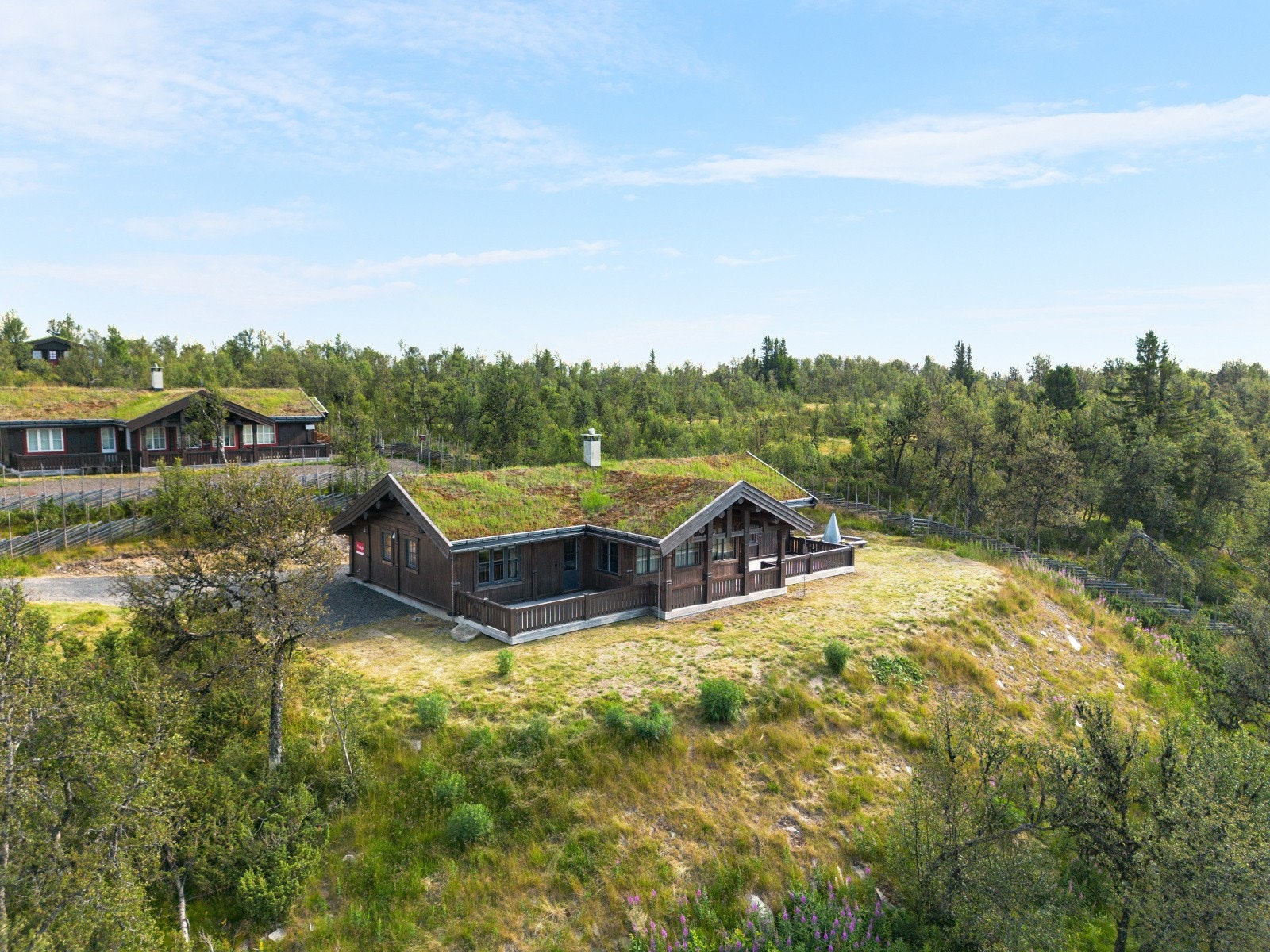 På den romslige eiertomten er det god plass til parkering, bålplasser, lek og moro. Galleribilde
