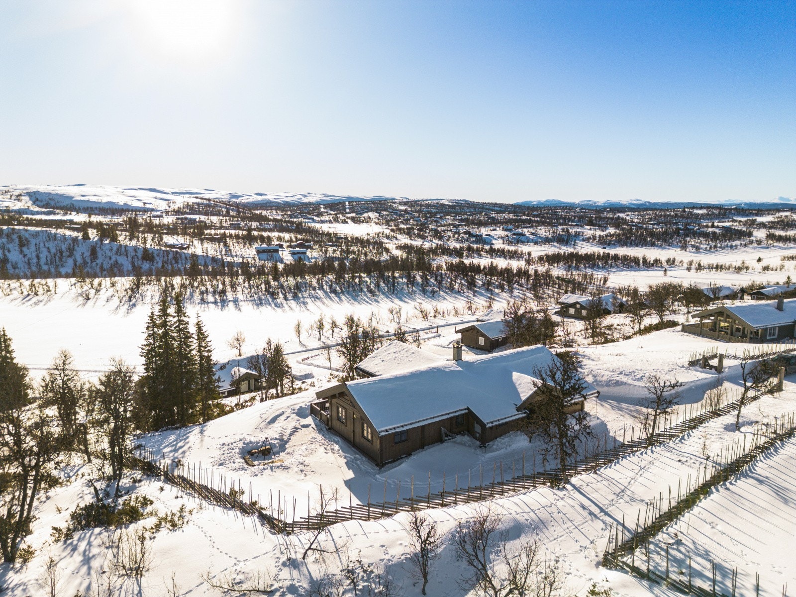 Her er det åpne vidder, flotte fjell og vakre fjellvann! Midt i dette vakre turområdet, ca. 1.040 moh., finner du denne flotte og gjennomførte eiendommen. Galleribilde
