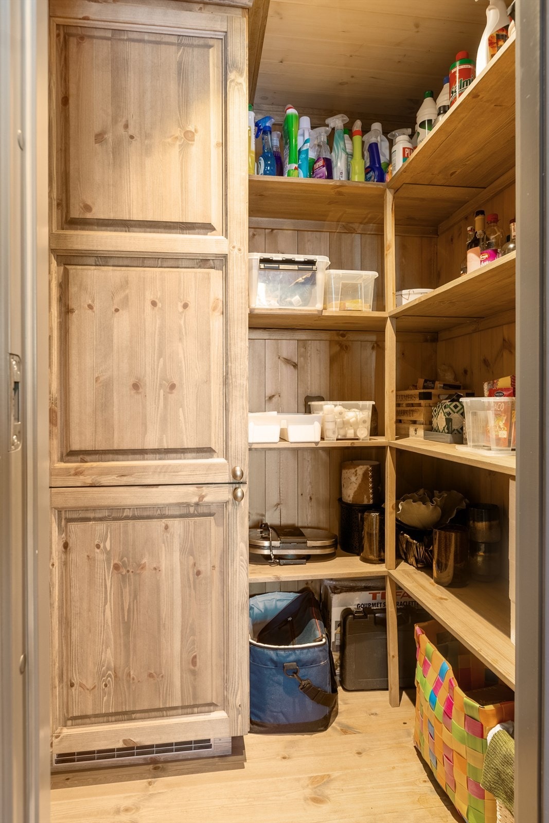 I forbindelse med kjøkkenet er det en praktisk matbod. Galleribilde