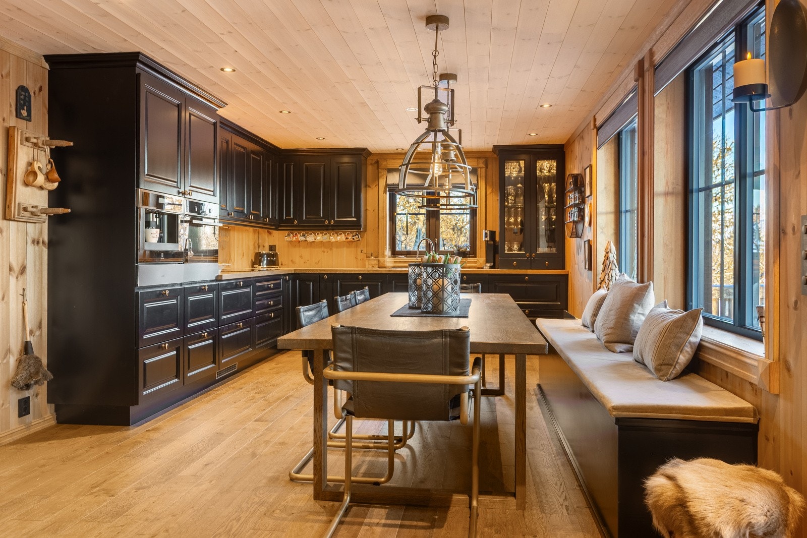 På kjøkkenet er det god plass til stor spisegruppe hvor du kan samle venner og familie til spill og gode måltider. Galleribilde