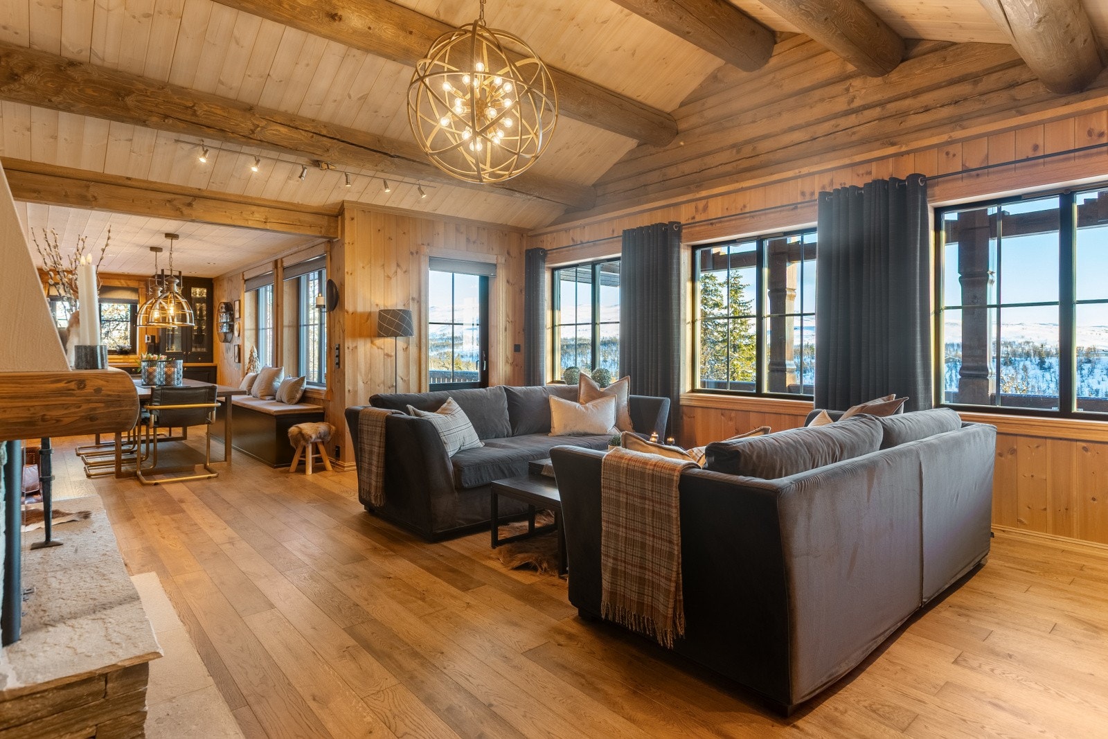 Inne i hytta er det åpent, lyst og luftig med god plass til store og små. Den nydelige utsikten kan gjerne nytes fra både sofa- og spisegruppe. Galleribilde