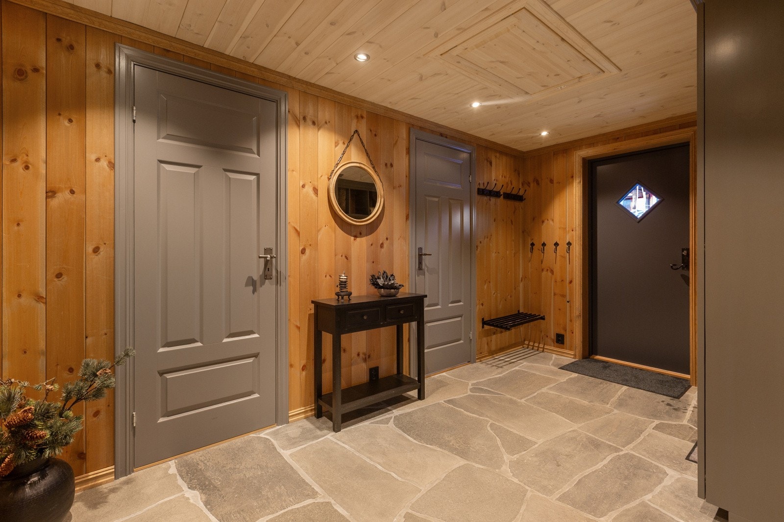 Det første som møter deg og dine gjester er den store entreén. Dette rommet er innbydende og hilser dine gjester velkommen samtidig som det har en viktig praktisk funksjon. Galleribilde