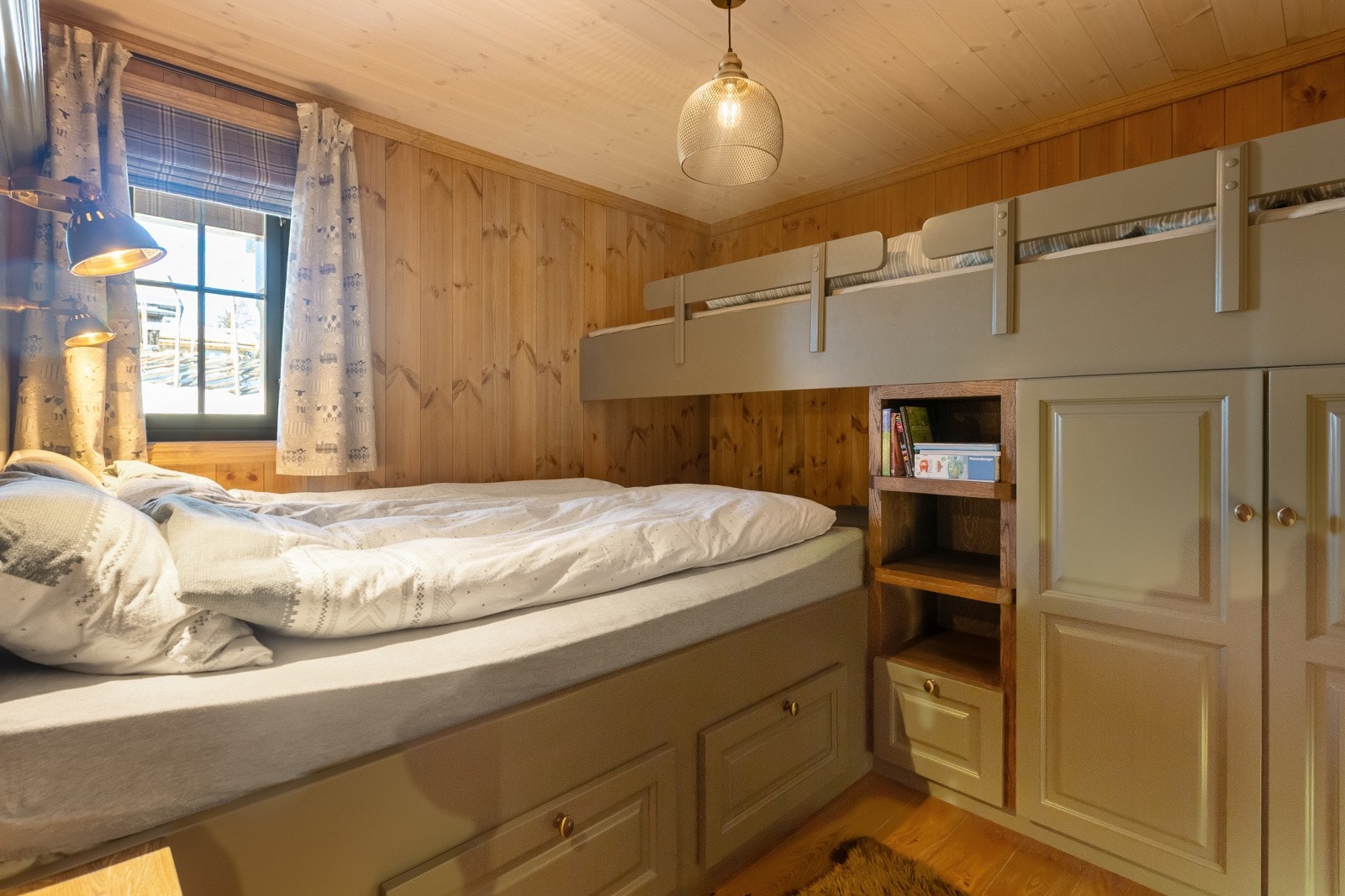 De to andre soverommene har plassbygde sengeinnredninger i malt tre med to køyesenger og dobbeltseng med skuffer. Soverom 2. Galleribilde