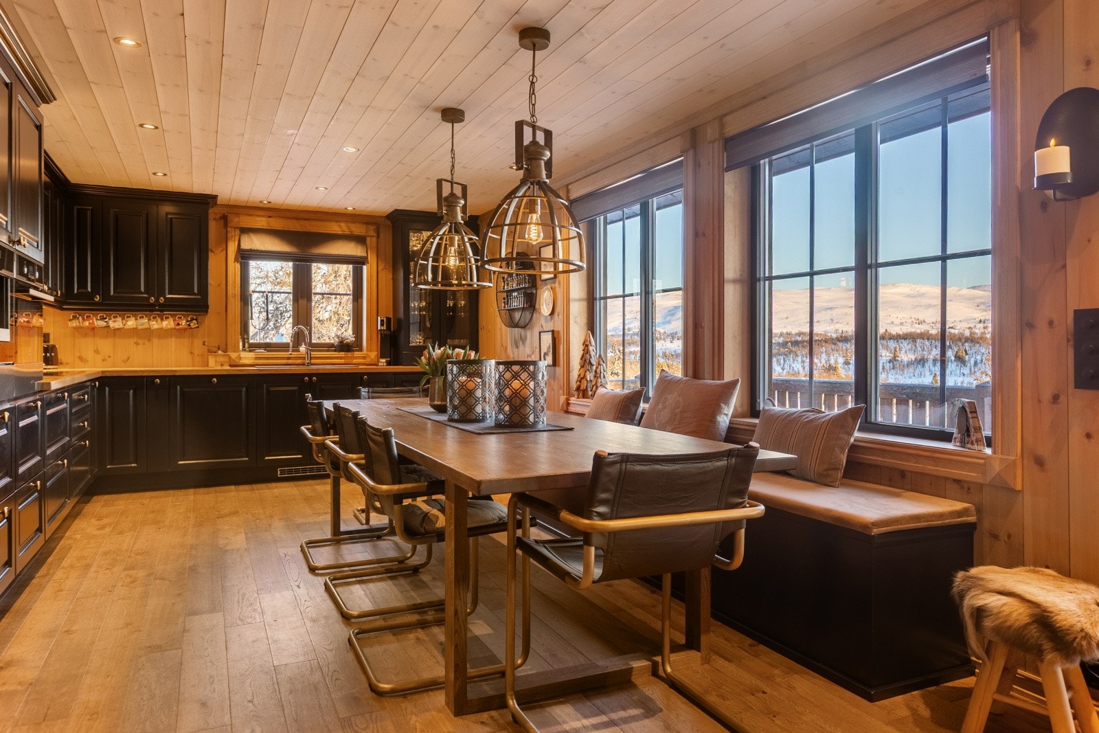 Her er det flott og solid heltre kjøkkeninnredning i mørke farger med lekker benkeplate av heltre eik og oppvaskkum av kompositt. Galleribilde