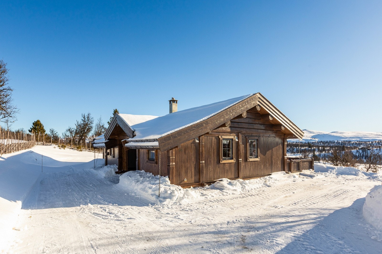 Hytta er gjennomført og vakker med ytterveggene er i stavlaft med topp/bunnstokk og bindingsverk, samt laftet tømmer i raustene. Torvtaket og takrenner av tre med kjetting som nedløp fullfører stilen. Galleribilde