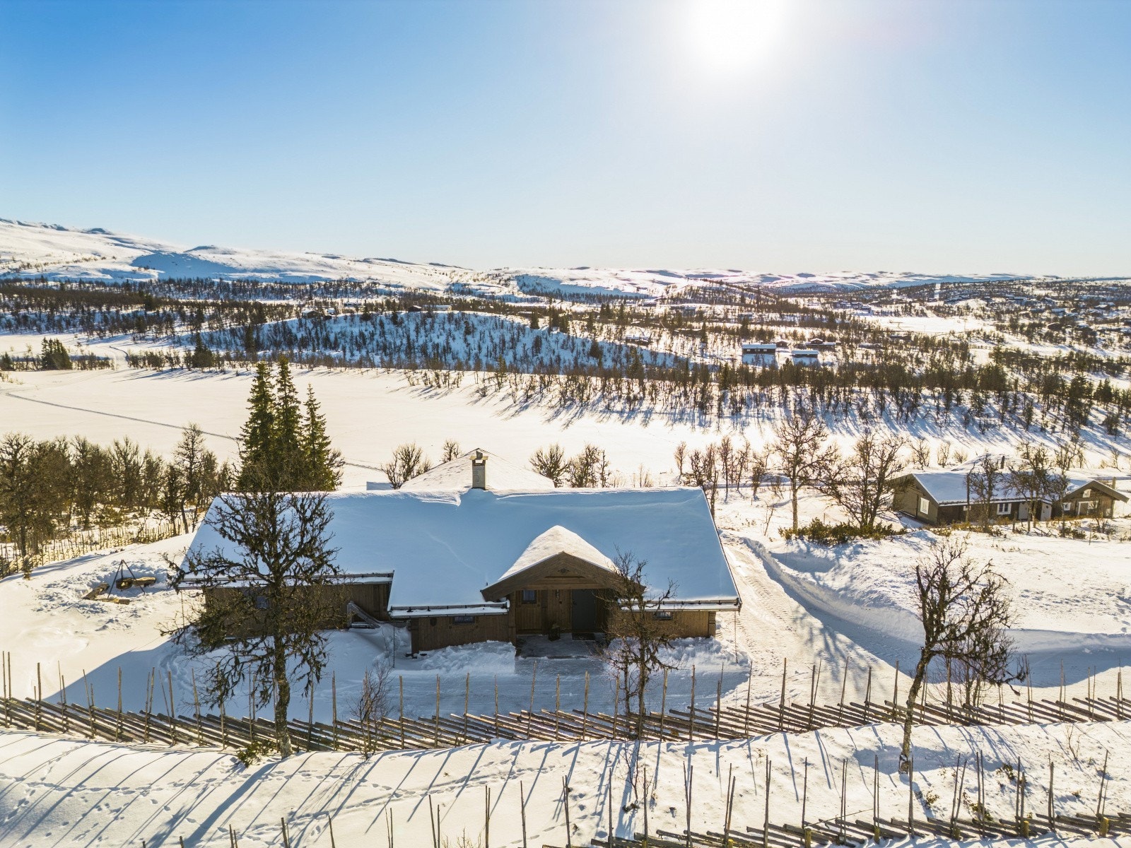Når du kommer opp til Lenningen og ser områdets vakre natur og flotte turterreng er det lett å skjønne hvorfor dette er et attraktivt hytteområde! Galleribilde