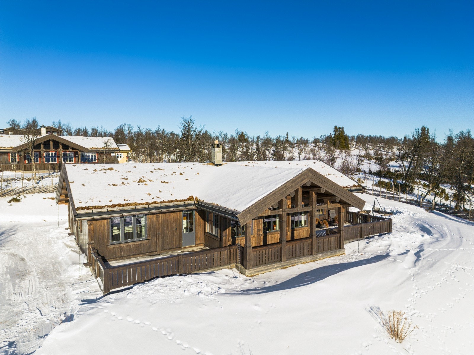 Fra stua er det utgang til en stor terrasse hvor du kan nyte naturen utenfor, grille og bare slappe av slik hytteliv skal være. Her har du nydelig utsikt mot bl.a. Spåtind og Synnfjellet. Galleribilde