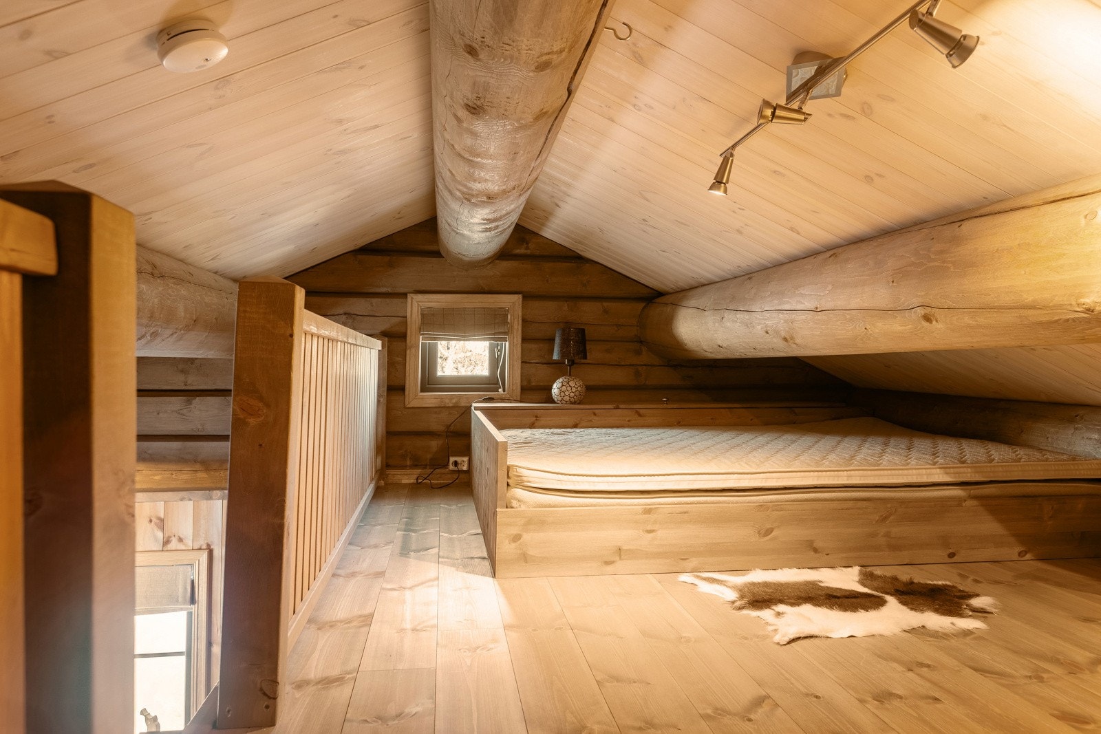 Fra tv-stua er det uttrekkbar trappestige opp til en hems som selger har innredet som ekstra soveplass med plassbygde senger. Galleribilde