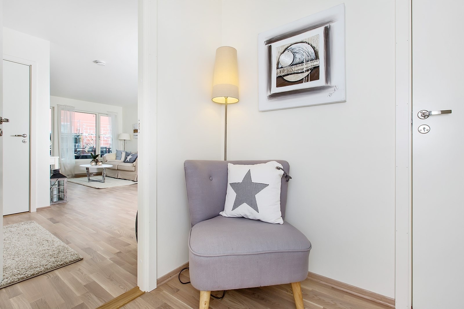 Gang m. plass til sko og yttertøy. Porttelefon. Galleribilde