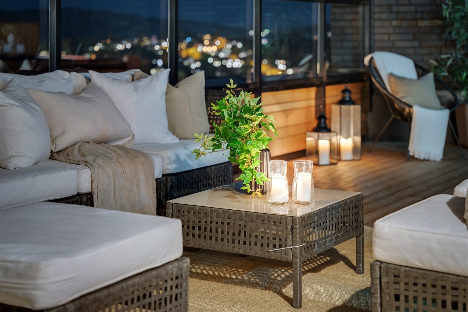 Slapp av på ca. 6.3 kvm nordvestvendt balkong 6. etg. Galleribilde