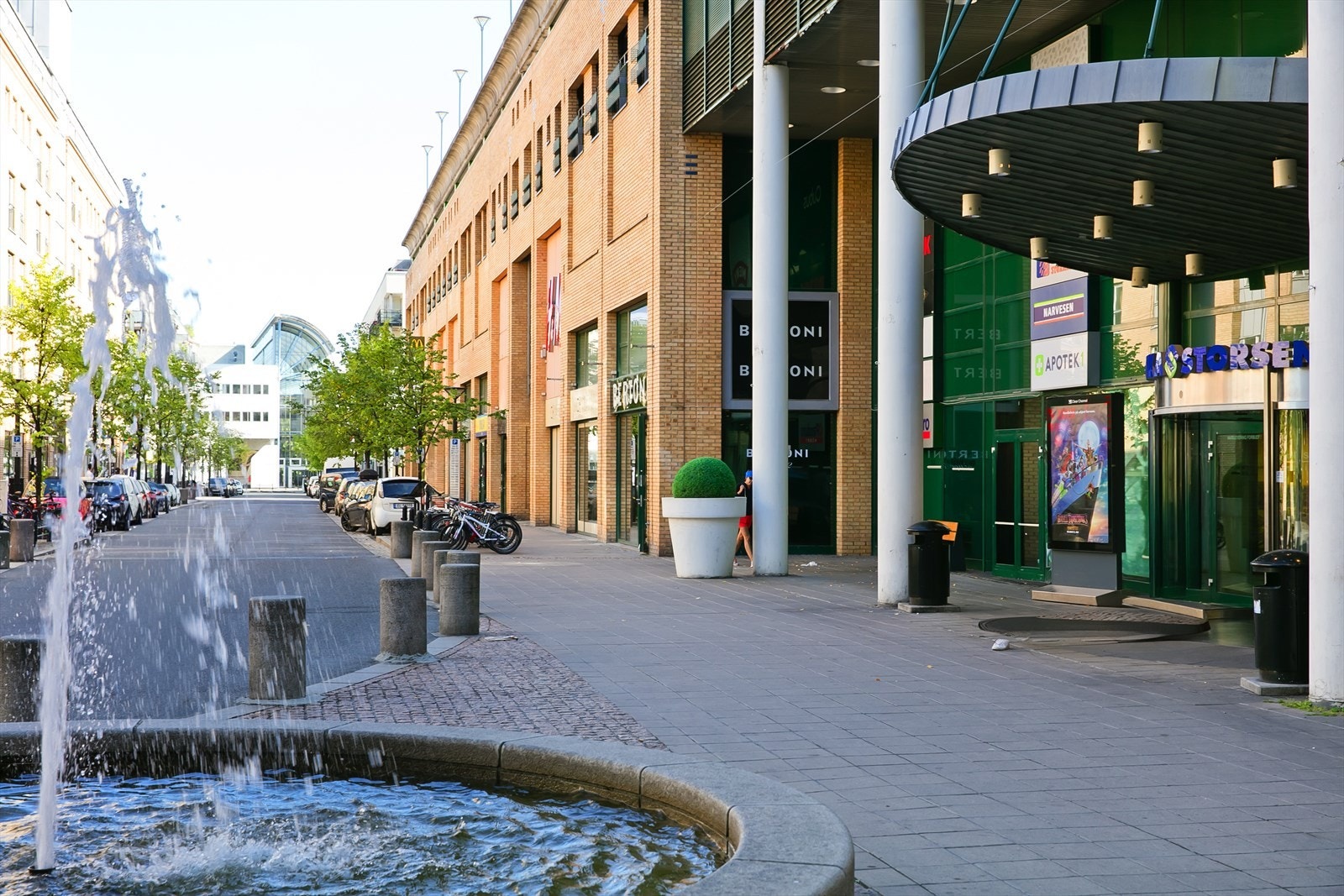 Sandvika Storsenter ligger i området. Galleribilde