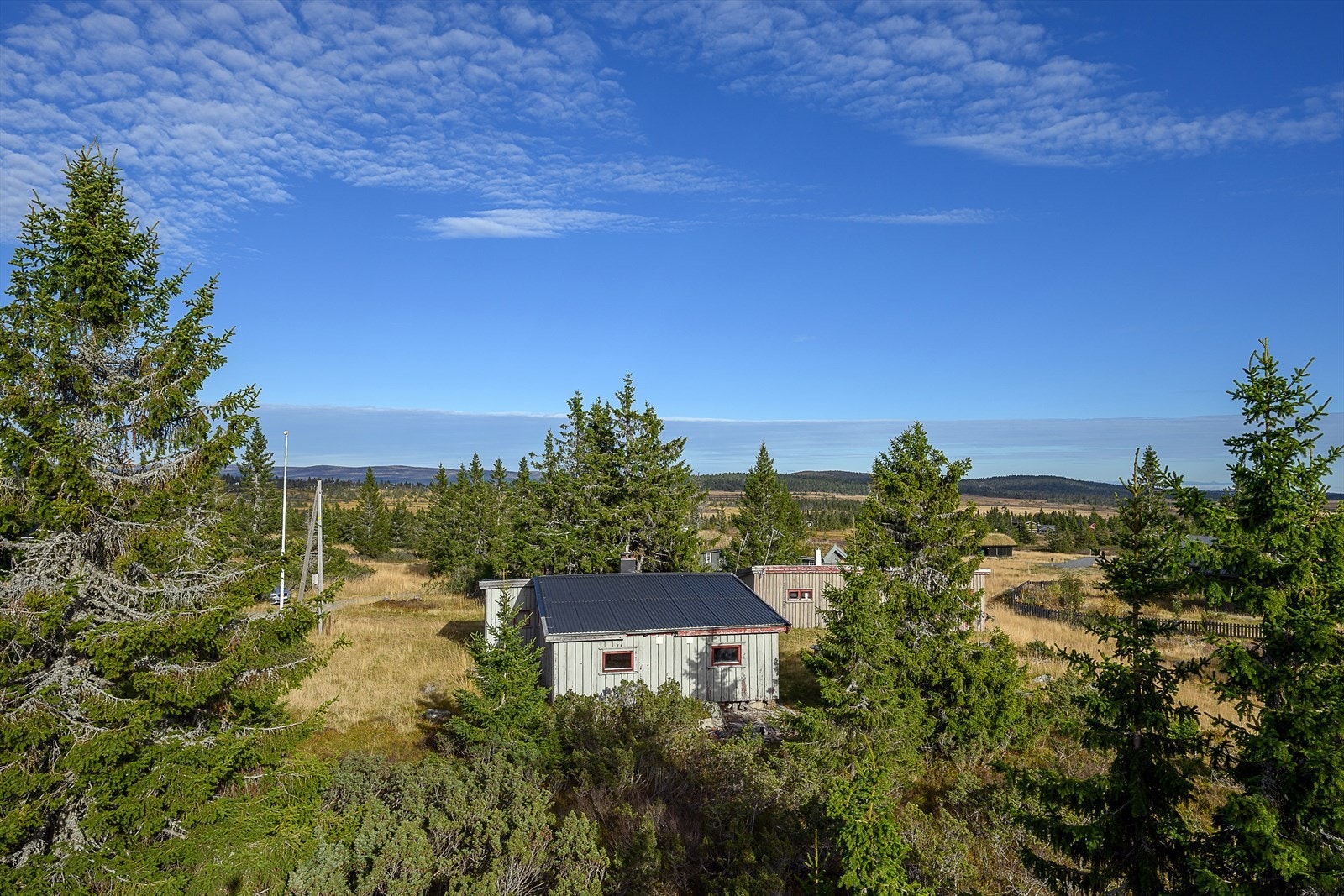 Renoveringsobjekt beliggende i et svært attraktivt og populært område på Storåsen v/Sjusjøen. Perfekt utgangspunkt for turer og aktiviteter, sommer som vinter. Galleribilde