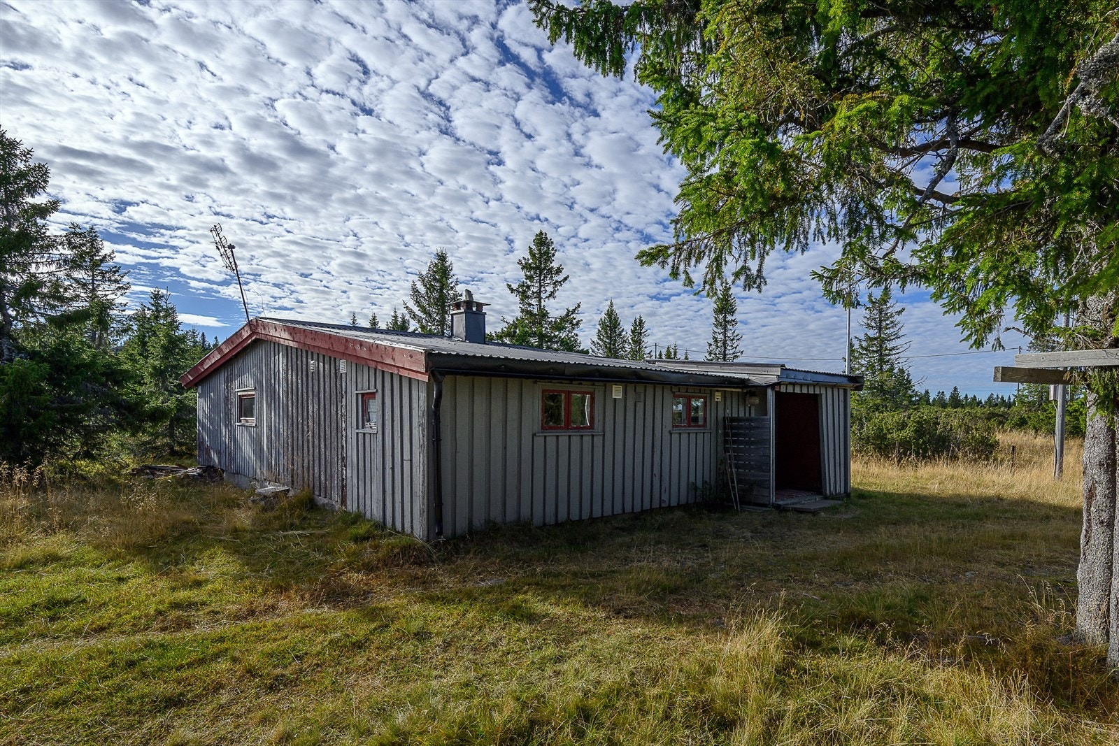 Anneks med kjøkkenavdeling, stue, soveavdeling og boder. Galleribilde