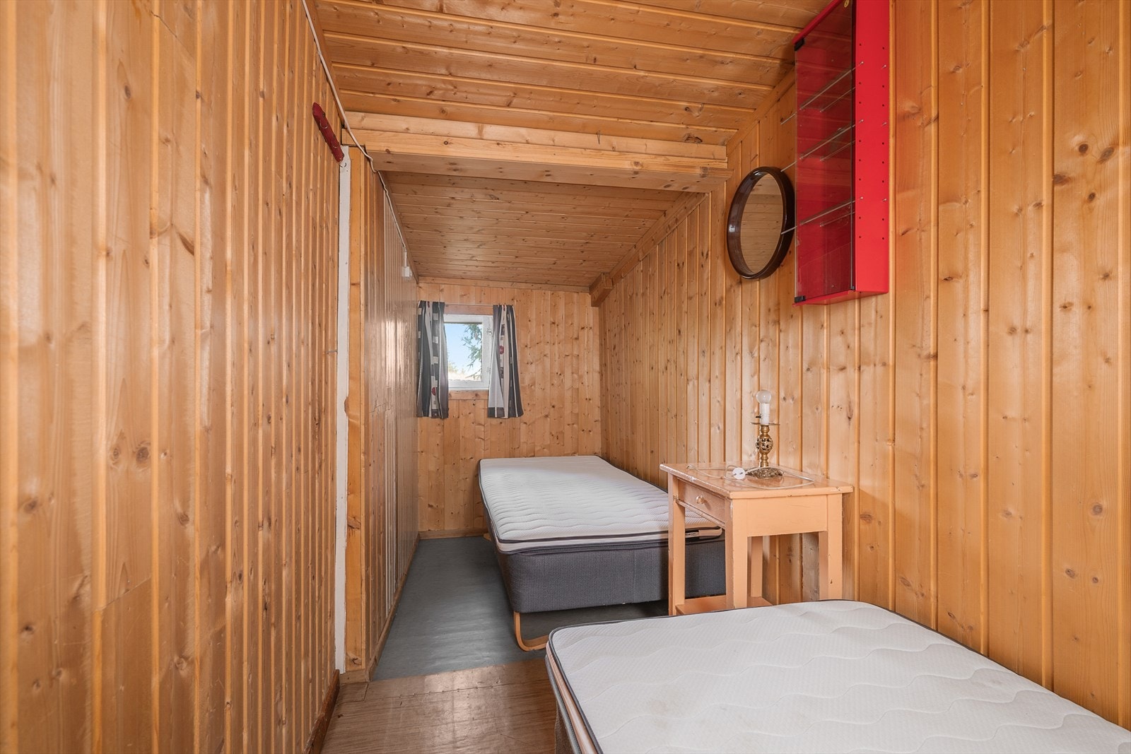 Rom innredet med senger. Galleribilde