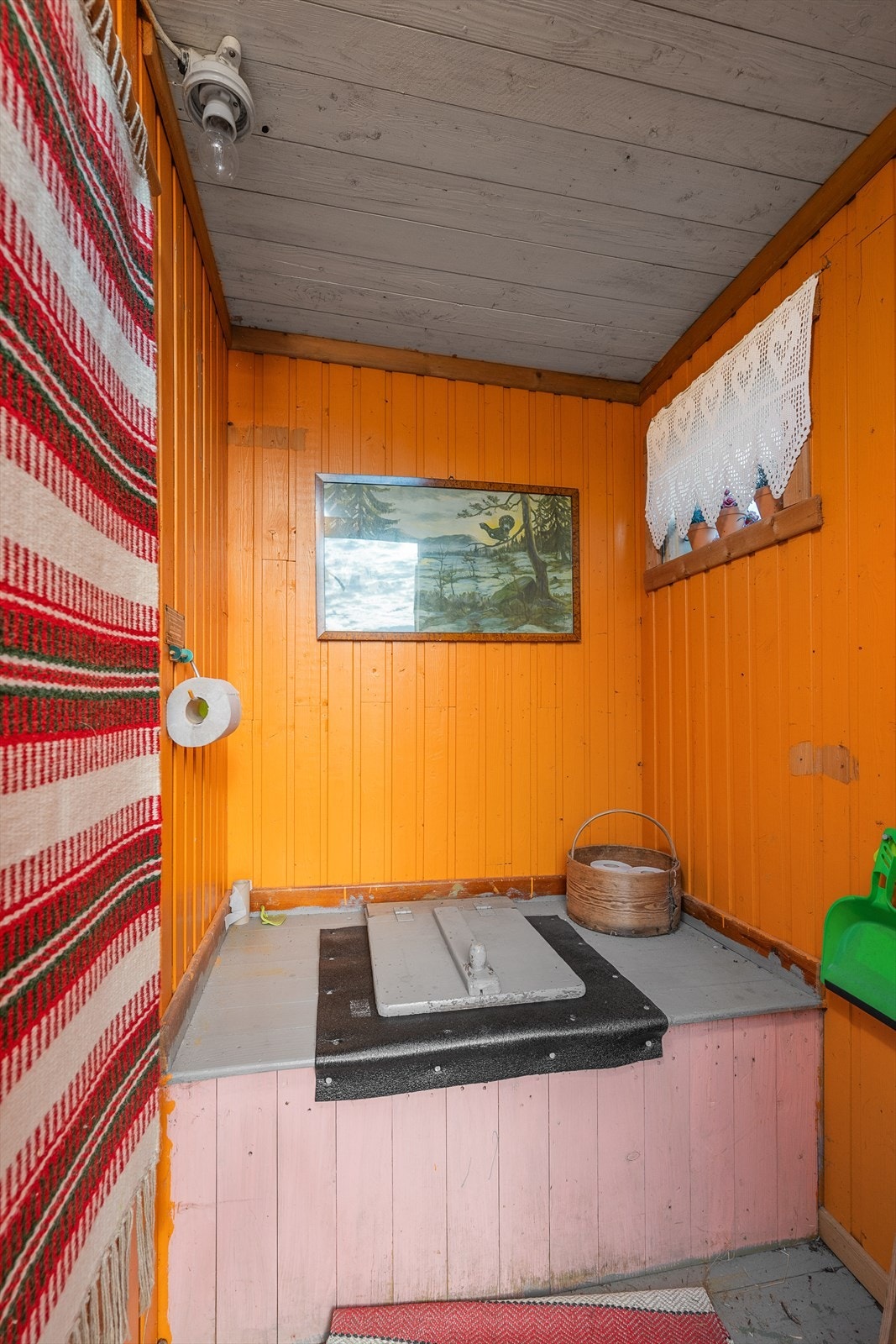 Hytta har utedo. Galleribilde