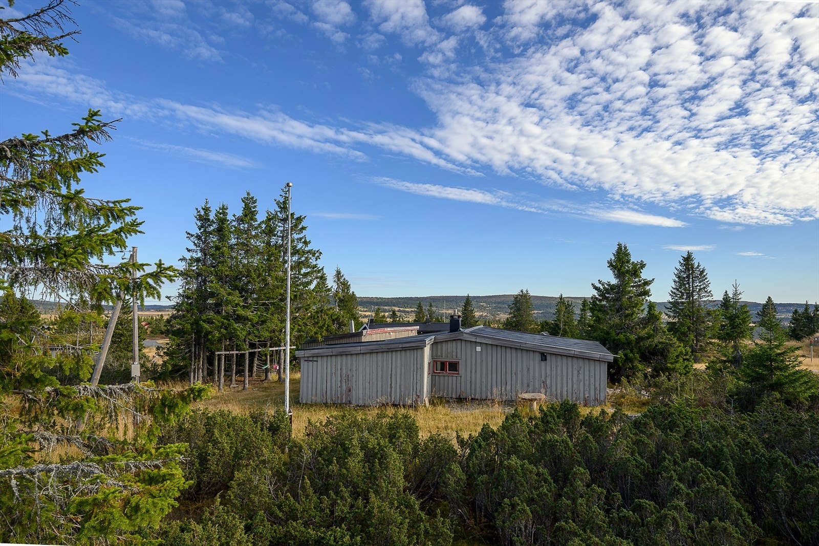 Hytta er omkranset av et flott sti-og veinett for tur og sykkel. I tillegg har du umiddelbar tilgang på milevis at topp preparerte skiløyper. Galleribilde