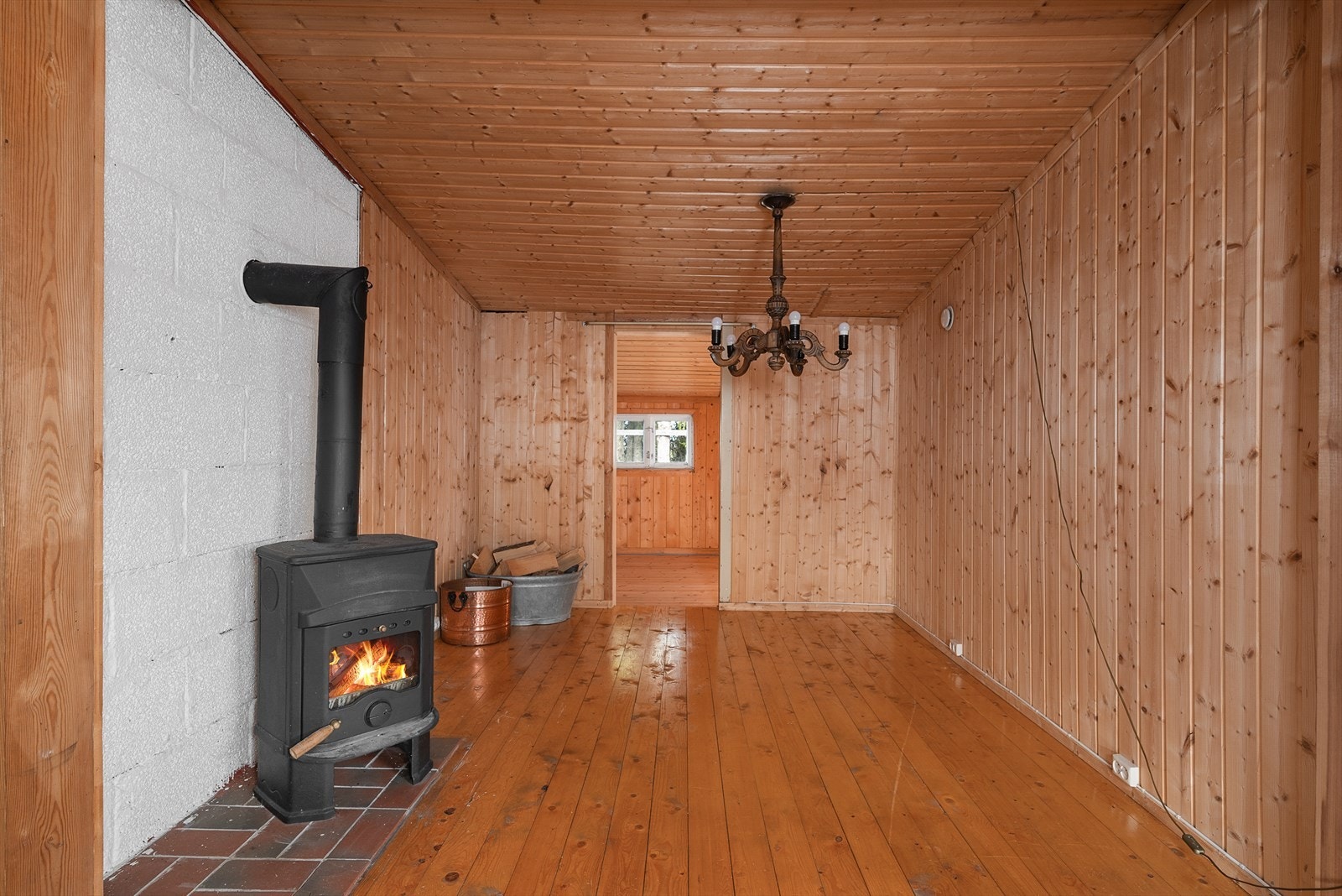 Tradisjonell stil med tregulv samt panelte vegger og tak. Vedovn for oppvarming i tillegg til at det er lagt inn strøm i hytta. Galleribilde