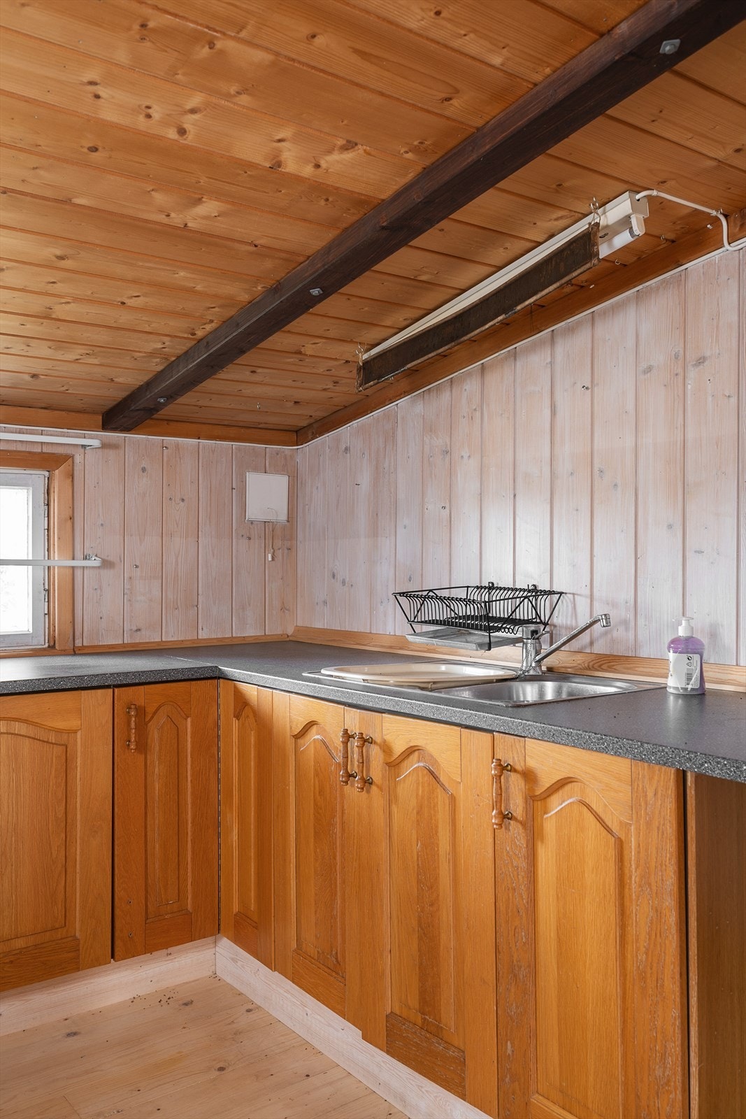 Noe lav takhøyde på kjøkkenet. Galleribilde