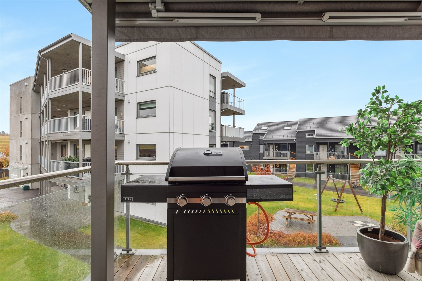 Balkongen har rekkverk i glass som gir en åpen følelse. Terrassemarkise for ekstra skjerming. Galleribilde