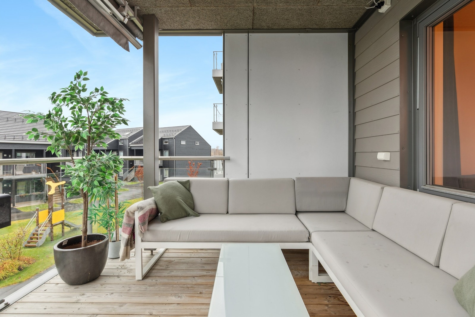 Den sydvendte balkongen er overbygget og skjermet, med god plass til en sittegruppe. Utebelysning, stikkontakt og markise Galleribilde