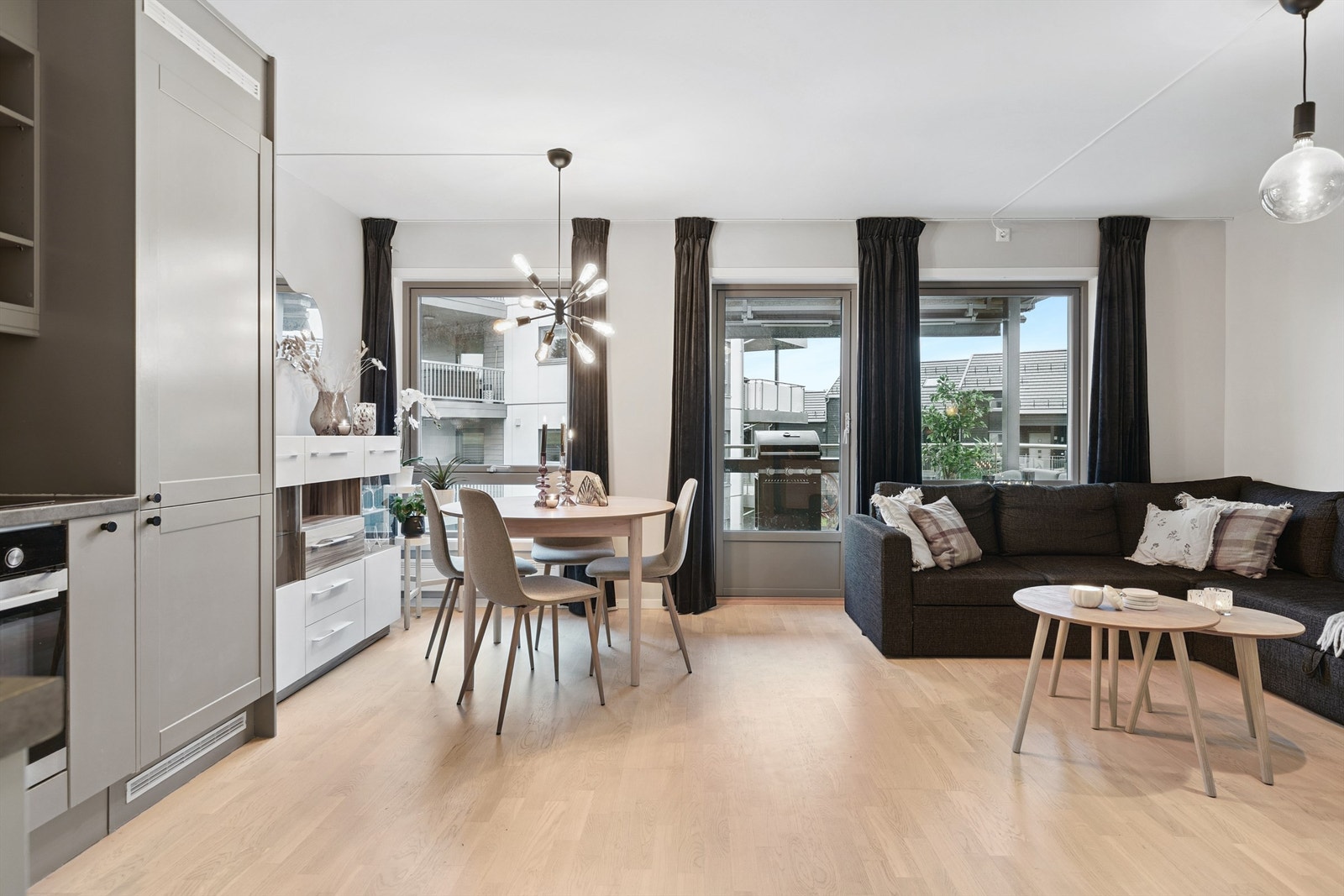 Leiligheten har en åpen og sosial planløsning med gjennomgående parkett, og store sydvendte vindusflater. Galleribilde