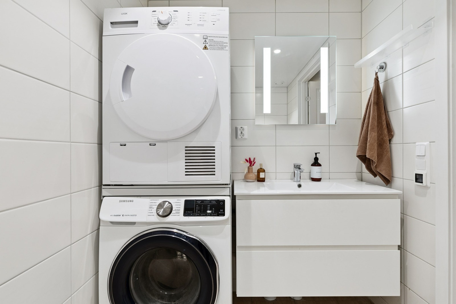 Rommet er utstyrt med opplegg for vaskemaskin og har downlights i taket. Galleribilde