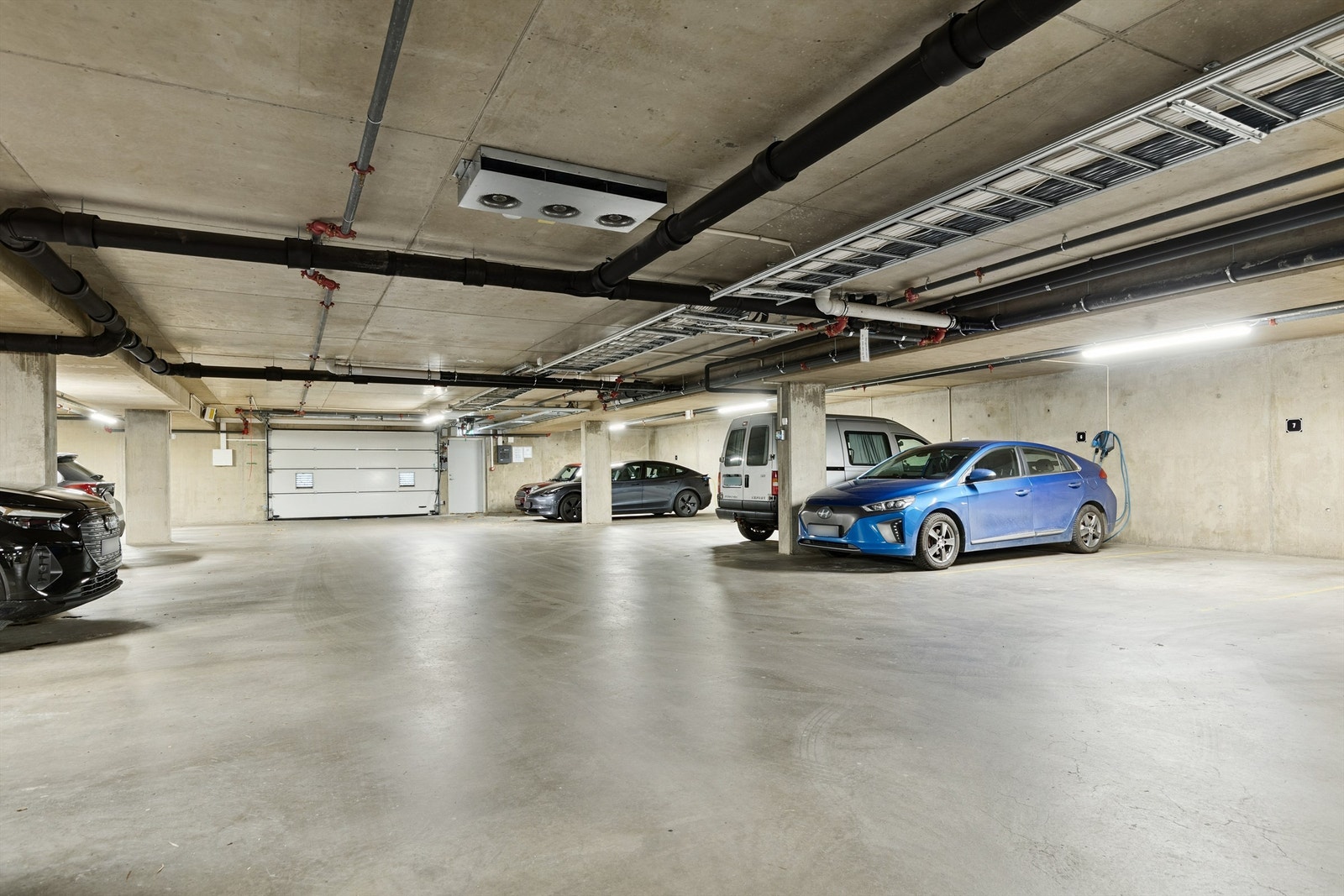 Felles garasjeanlegg i kjeller - med opplegg for el-bil lader. Galleribilde