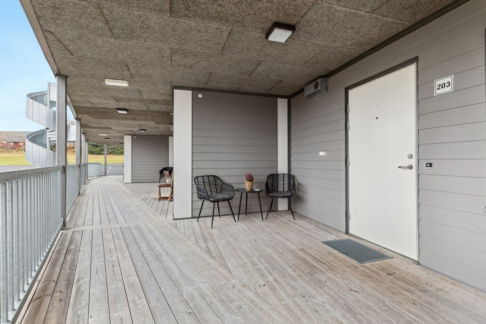 Svalgang med morgensol og plass til bord og stoler. Galleribilde