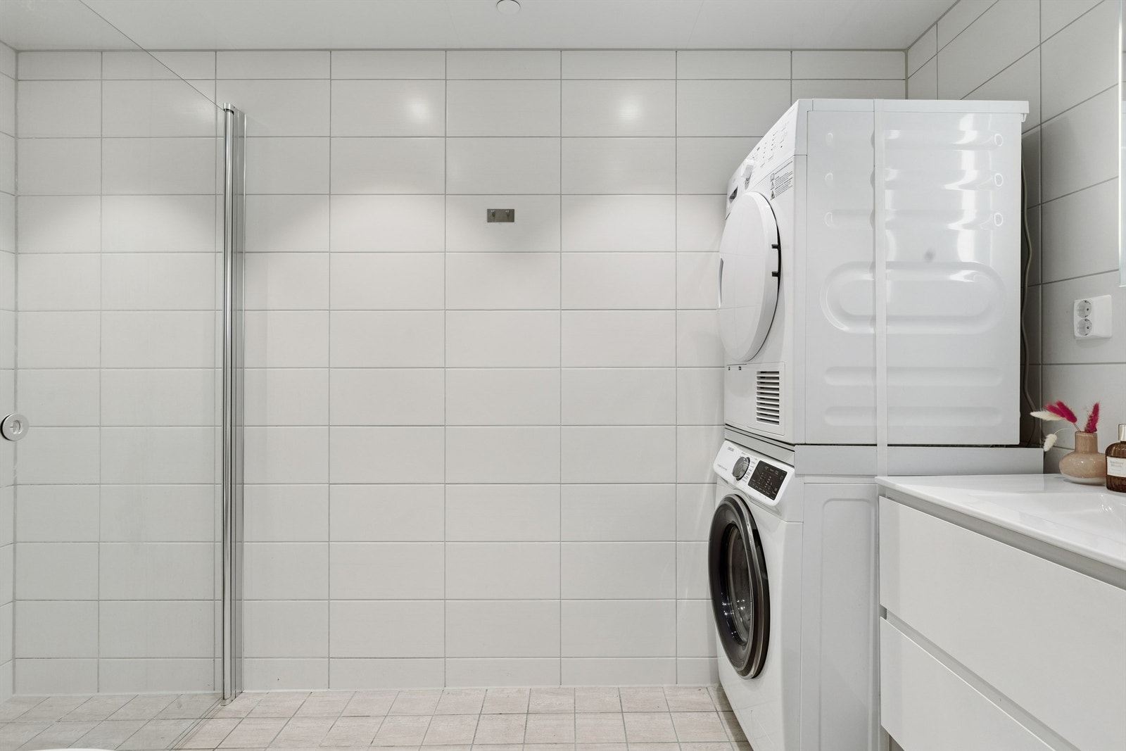 Badet er helfliset og har varme i gulvet for ekstra komfort. Galleribilde