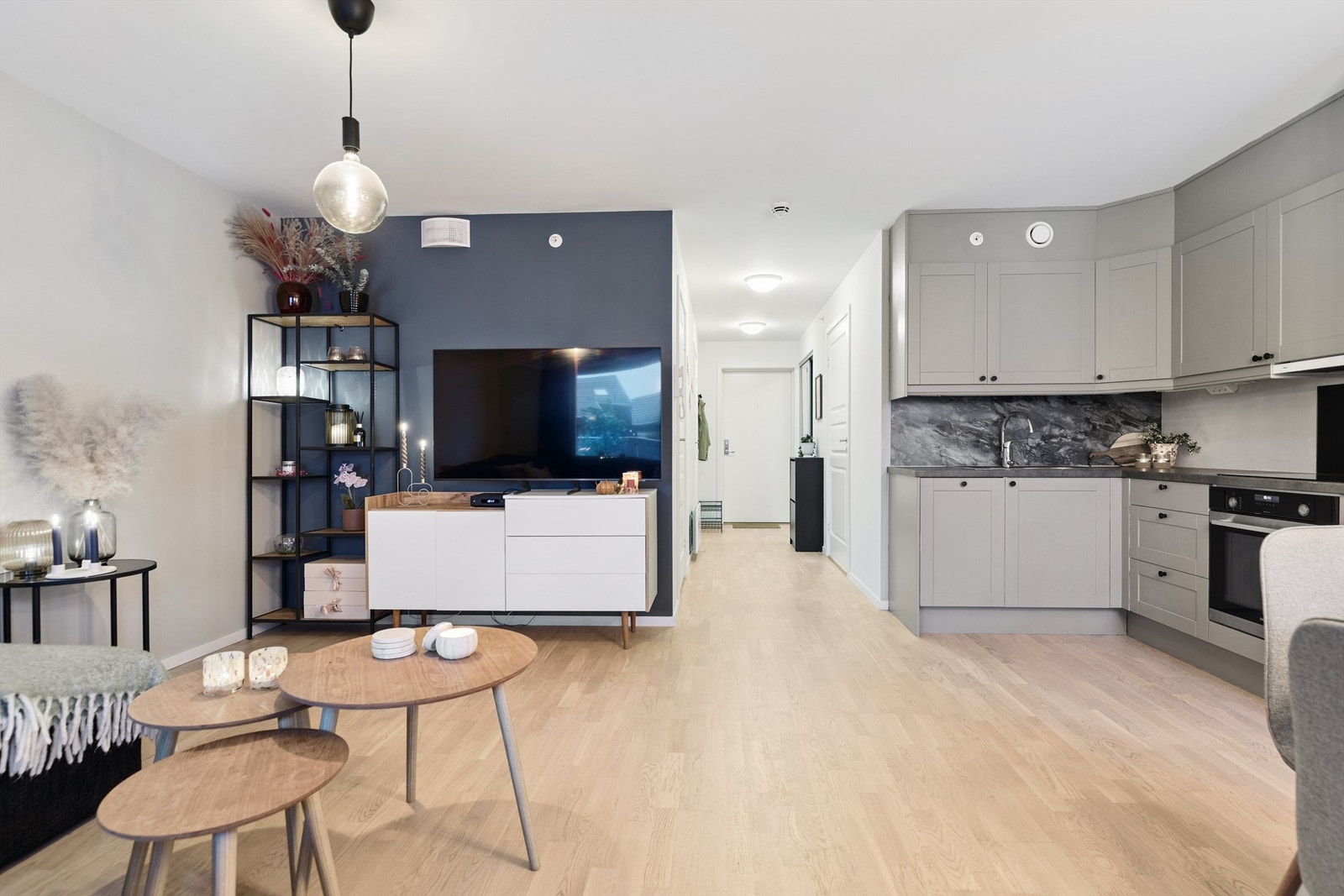 Stue og kjøkken med en åpen og sosial planløsning Galleribilde