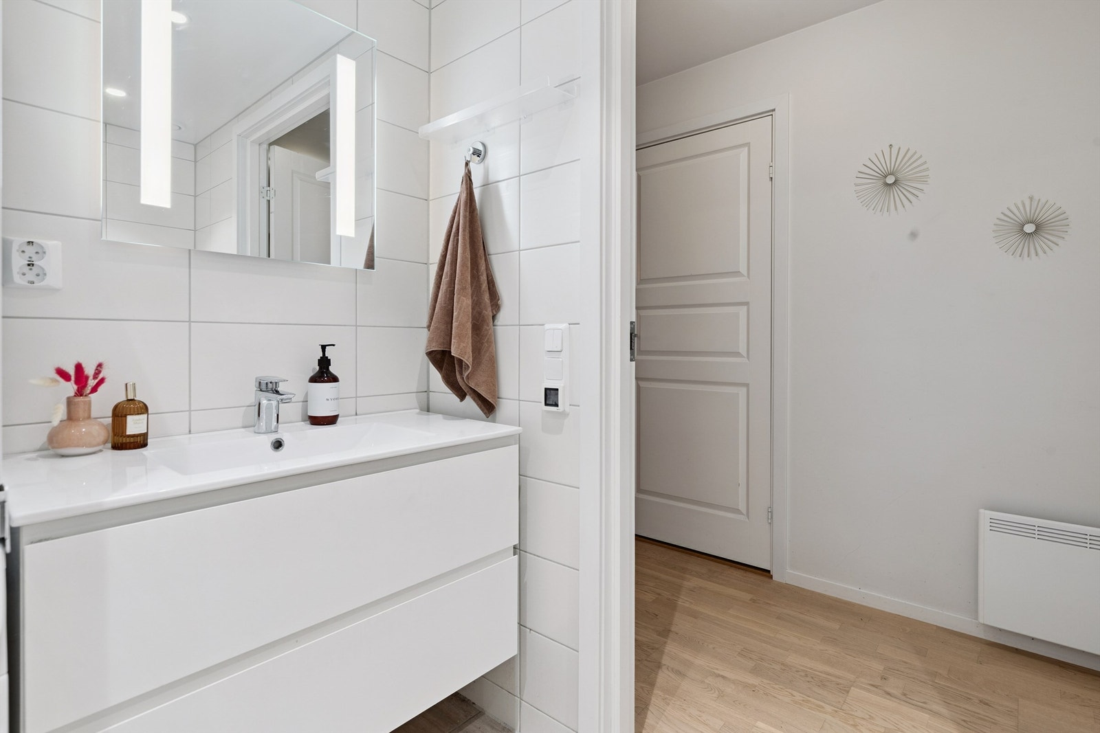 Et moderne bad i fin tilknytning til soverom, adkomst fra entreen. Galleribilde