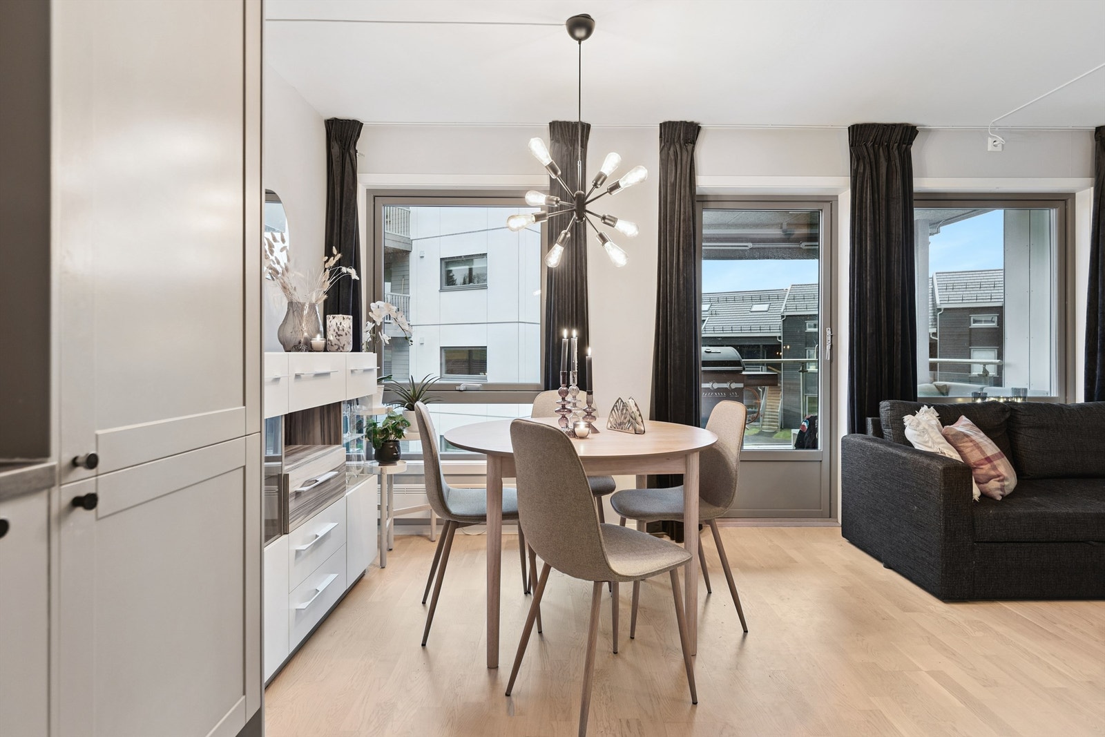 Spiseplass med rom for ekstra møblering Galleribilde