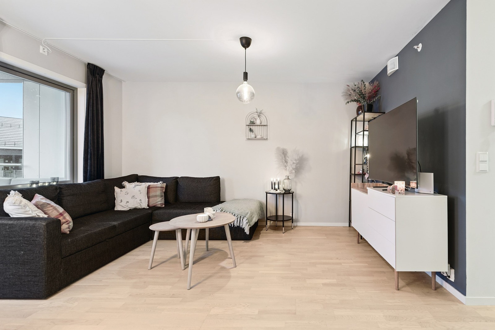 I hovedsak lyse, malte flater for et helhetlig inntrykk i oppholdsrommet. Her kan du flytte rett inn! Galleribilde