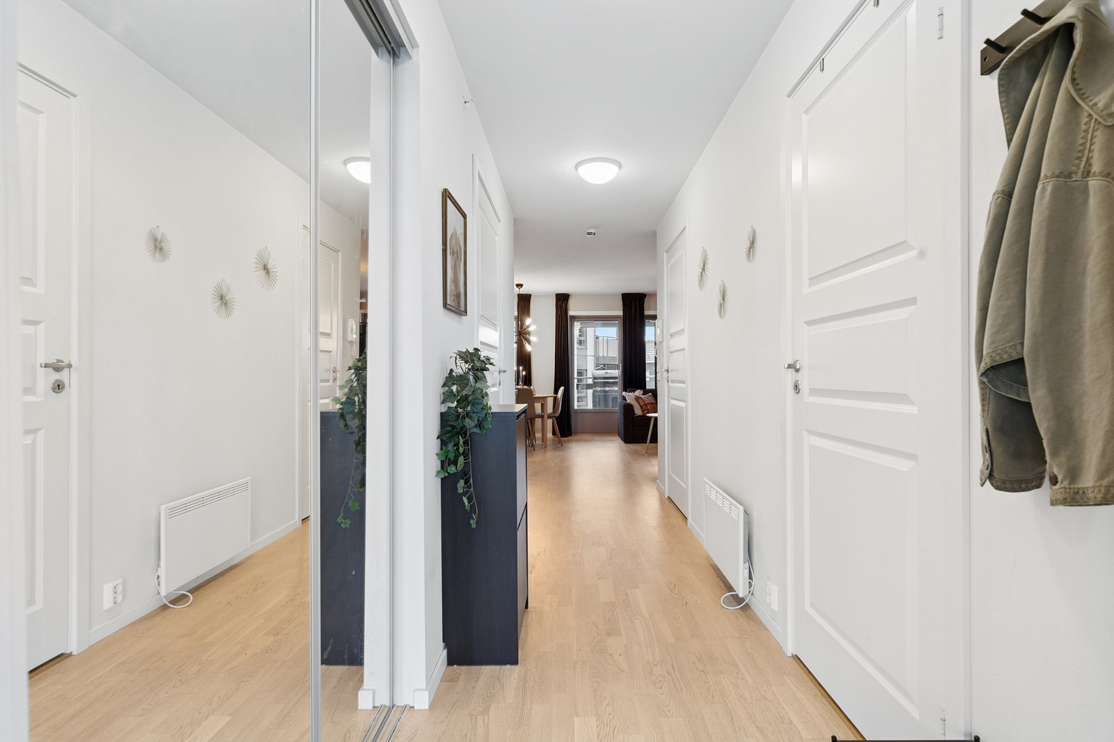 Velkommen inn til Evangjordet 1 - Gangen har en praktisk skyvedør til garderobe. Galleribilde