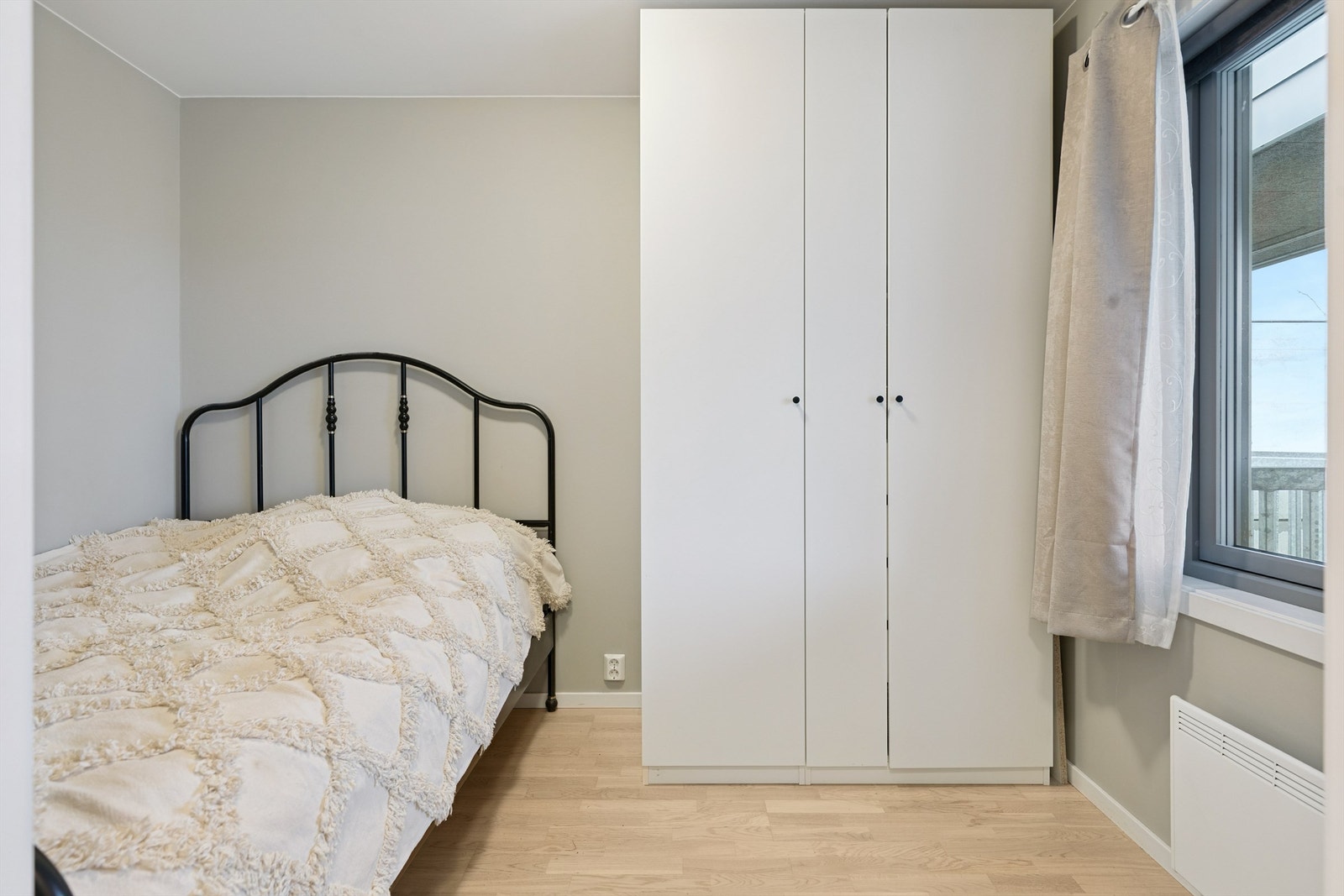 Soverommet er malt i en behagelig fargetone, og har plass for et stort garderobeskap. Sengen på bildet er 140 cm bred. Galleribilde