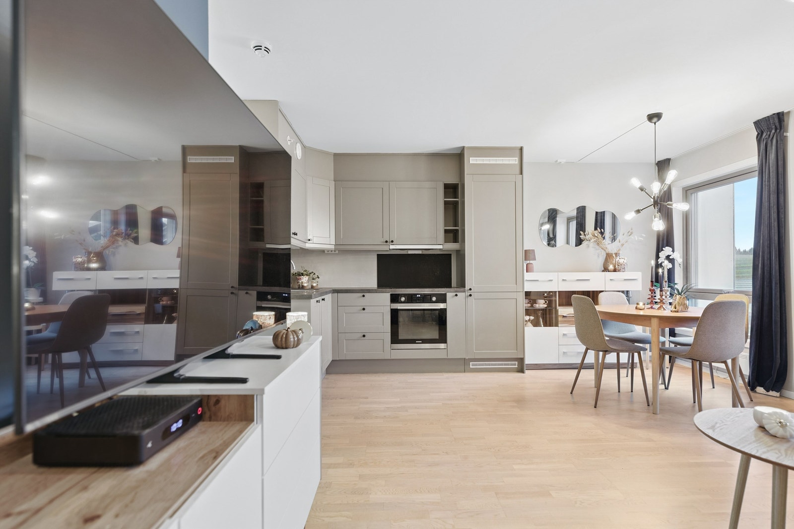 Det er benkeskapsbelysning for godt arbeidslys og stikkontakter under overskapene for praktisk bruk. Galleribilde