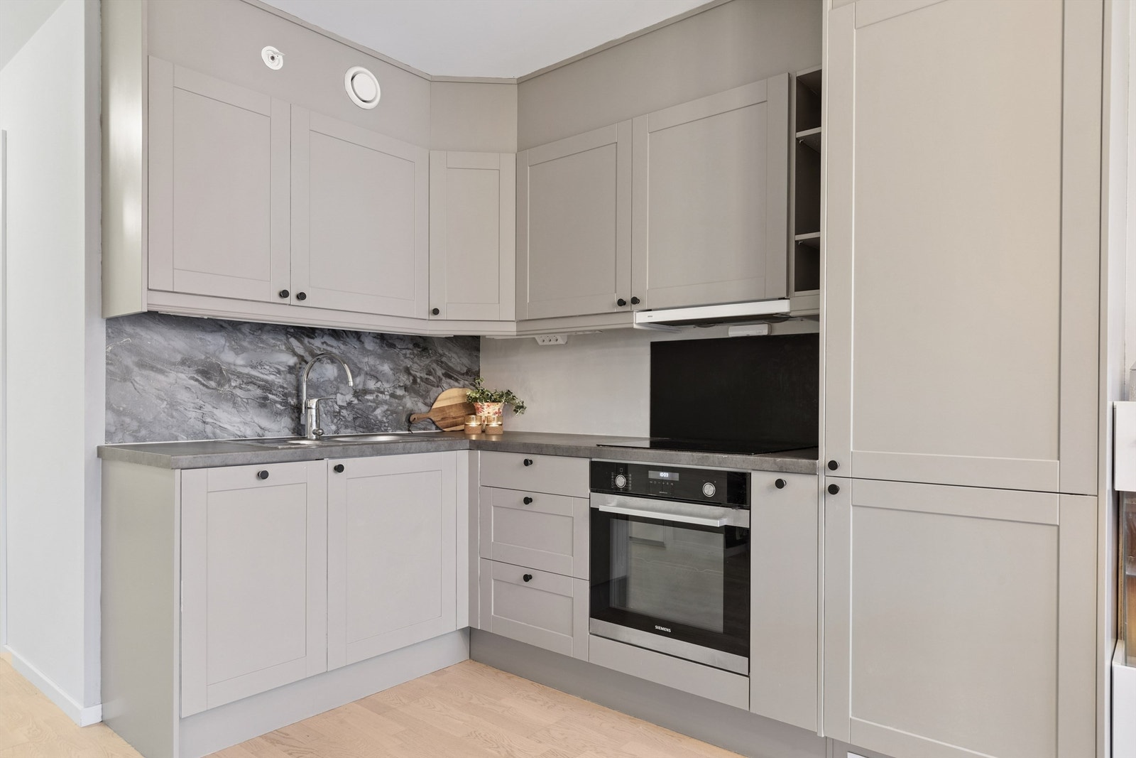 Kjøkkenet er utstyrt med integrerte hvitevarer, kjøleskap med fryserdel, komfyr ,samt oppvaskmaskin i benk og en nedfelt induksjon platetopp. Galleribilde