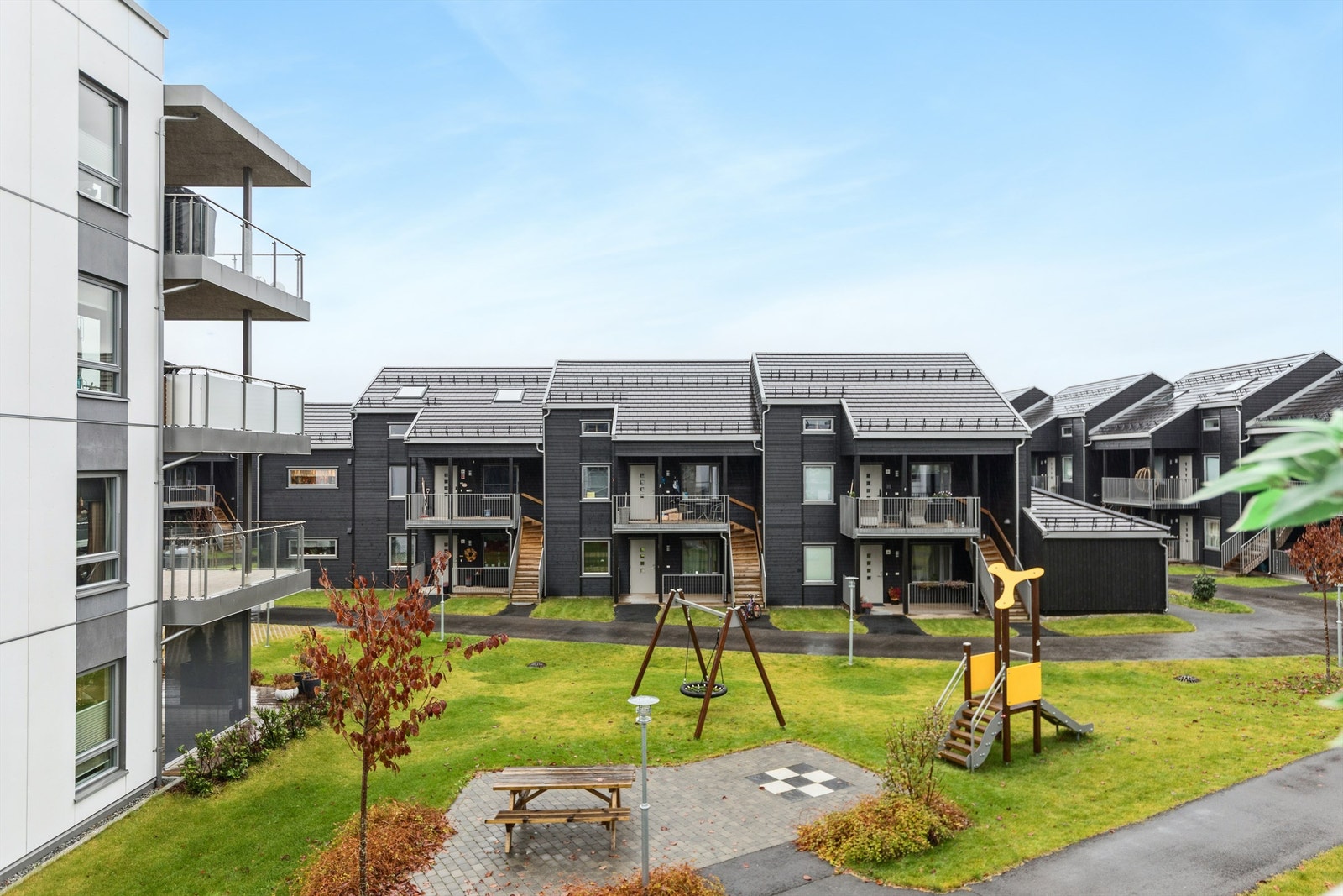 Sameiet Evanghaven har uteområder felles for flere sameier - Pent opparbeidet med plen, beplantning og lekeapparater. Galleribilde