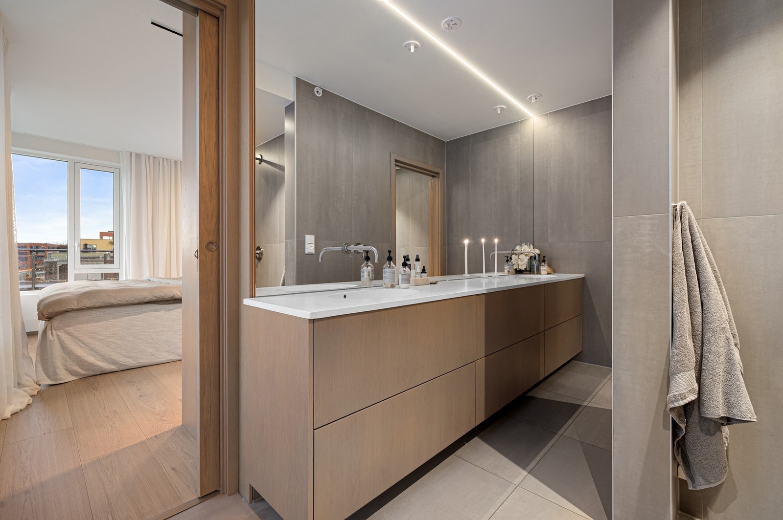 Fra hovedsoverommet har man tilgang til et privat baderom. Galleribilde