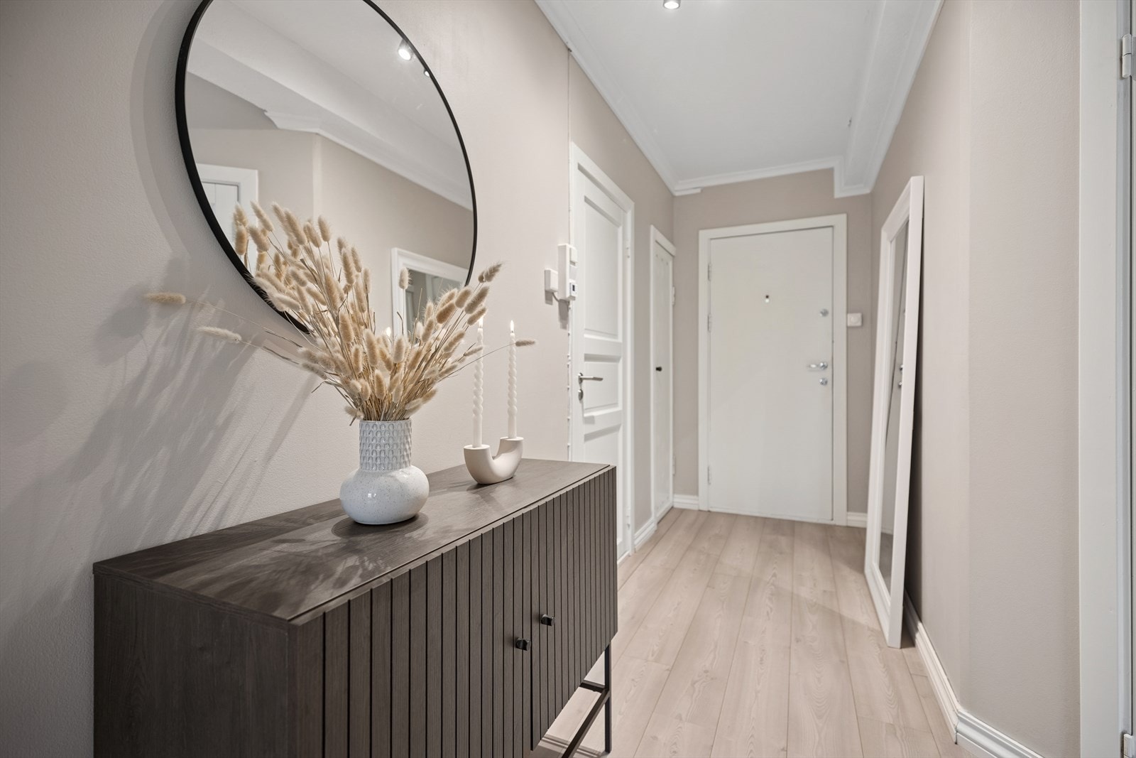 Leiligheten har en romslig entré som gir et godt førsteinntrykk av leiligheten. Galleribilde