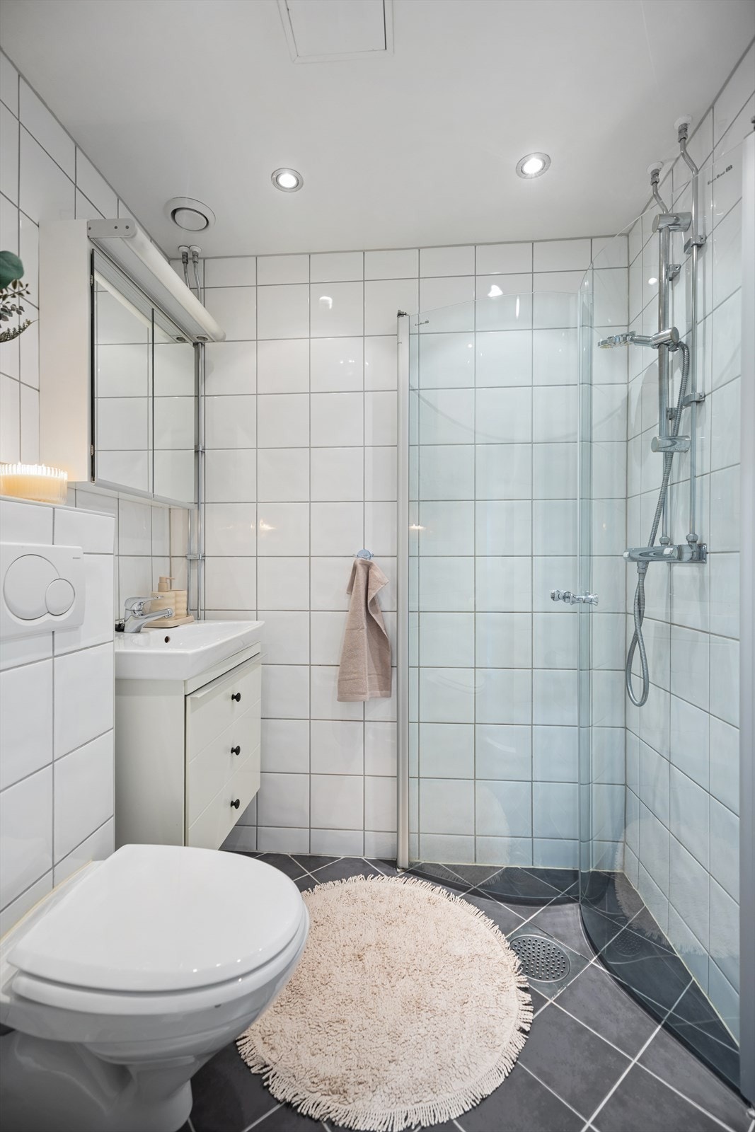 Pent baderom med flislagte vegger og gulv med varme. Opplegg for vaskemaskin. Galleribilde