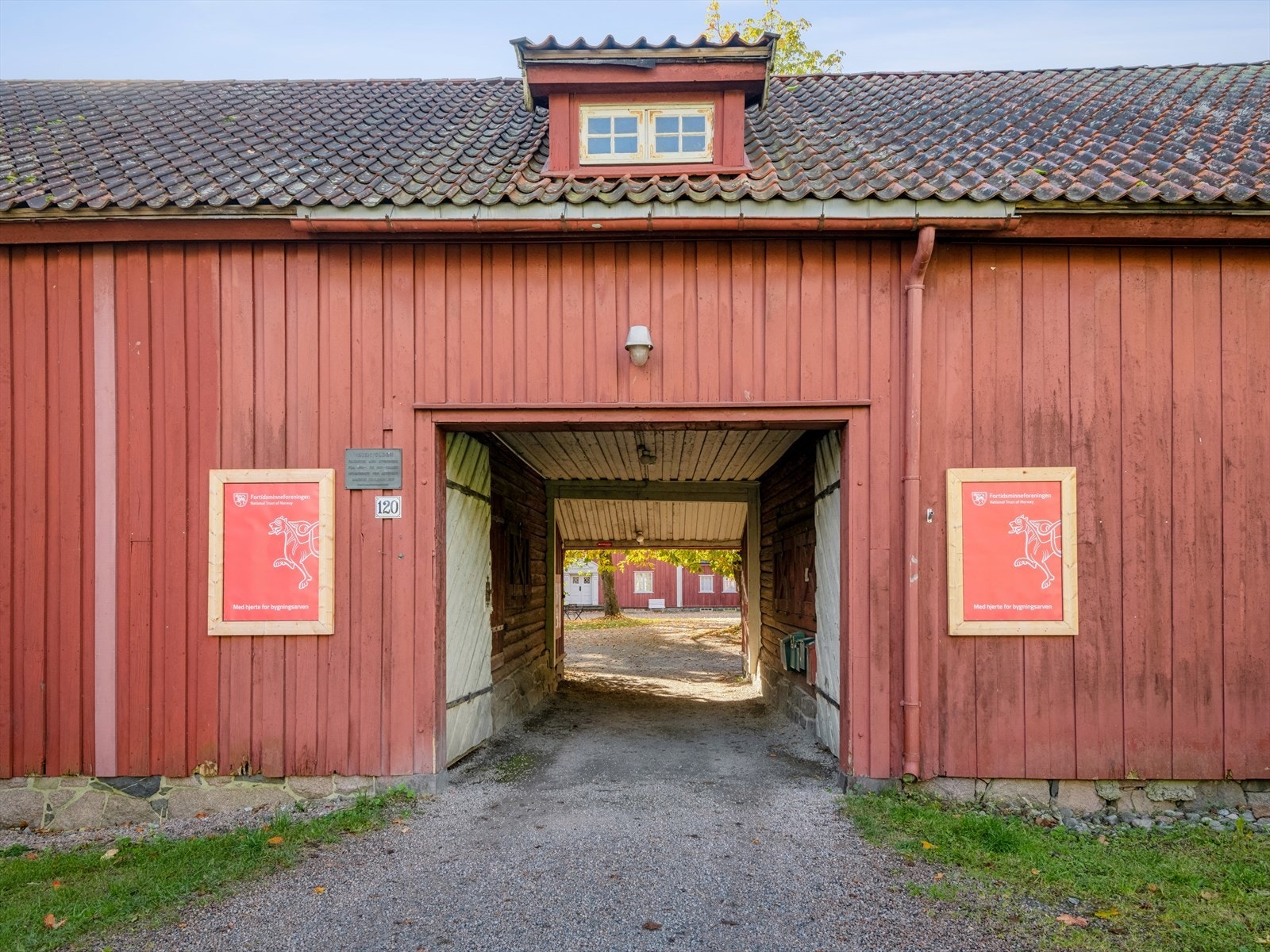 Vøienvolden gård - Oslos mest komplette og best bevarte løkkebygg med et gårdstun fra 1700-tallet. Galleribilde
